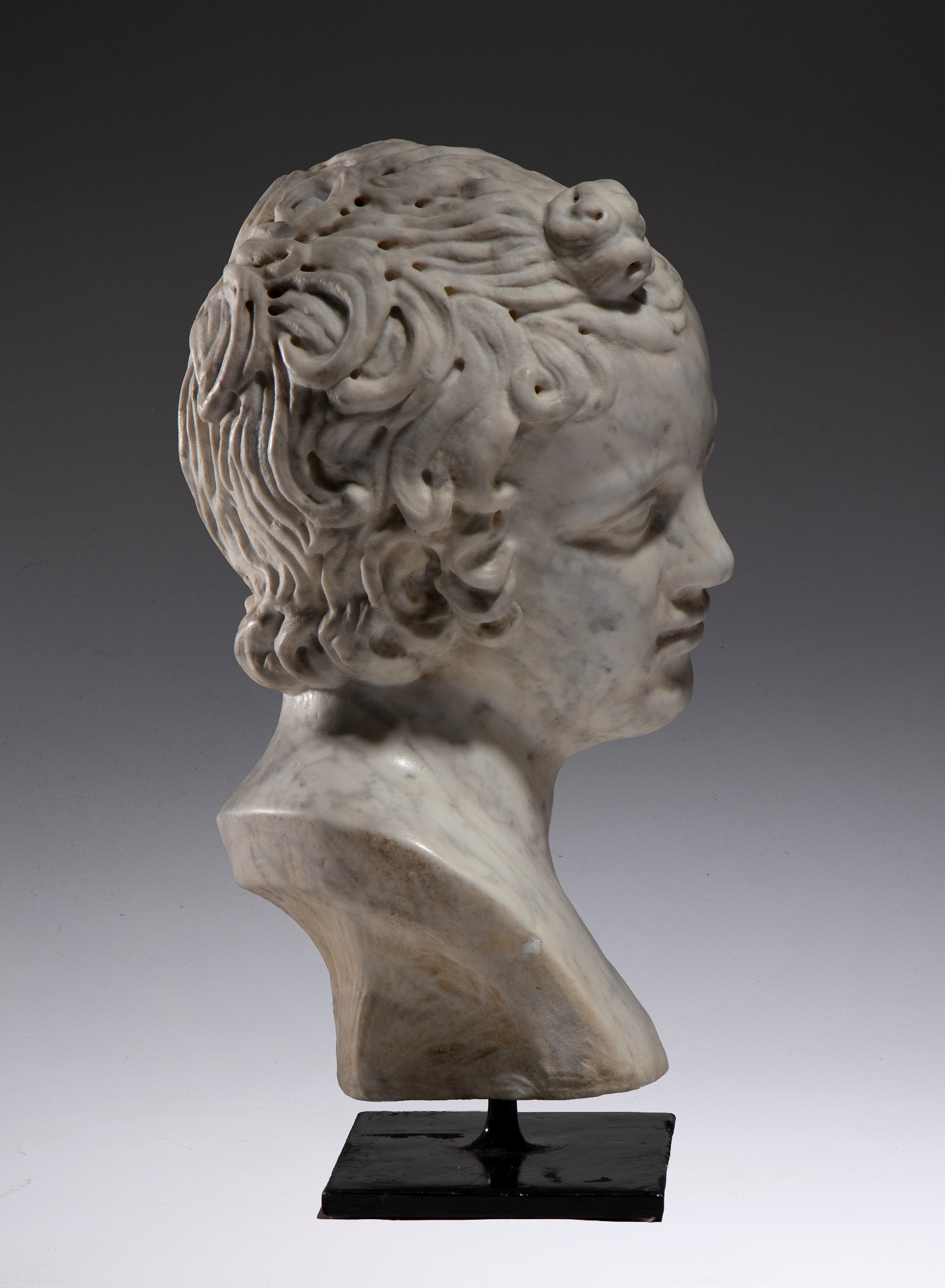 Scultore italiano (fine XVIII–inizio XIX secolo), Testa di Apollo Bambino in marmo di Carrara