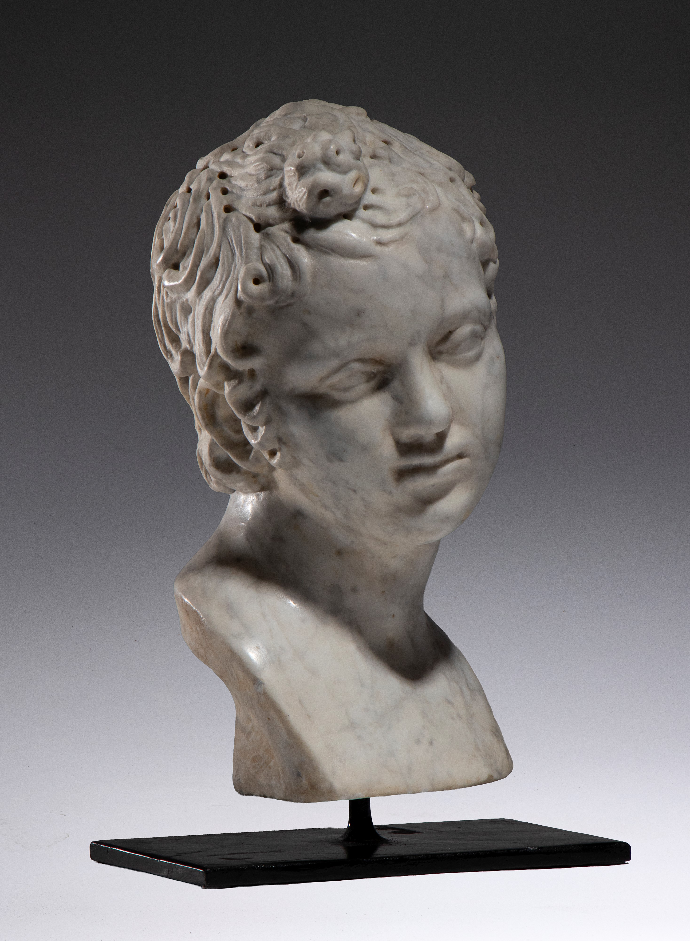 Scultore italiano (fine XVIII–inizio XIX secolo), Testa di Apollo Bambino in marmo di Carrara