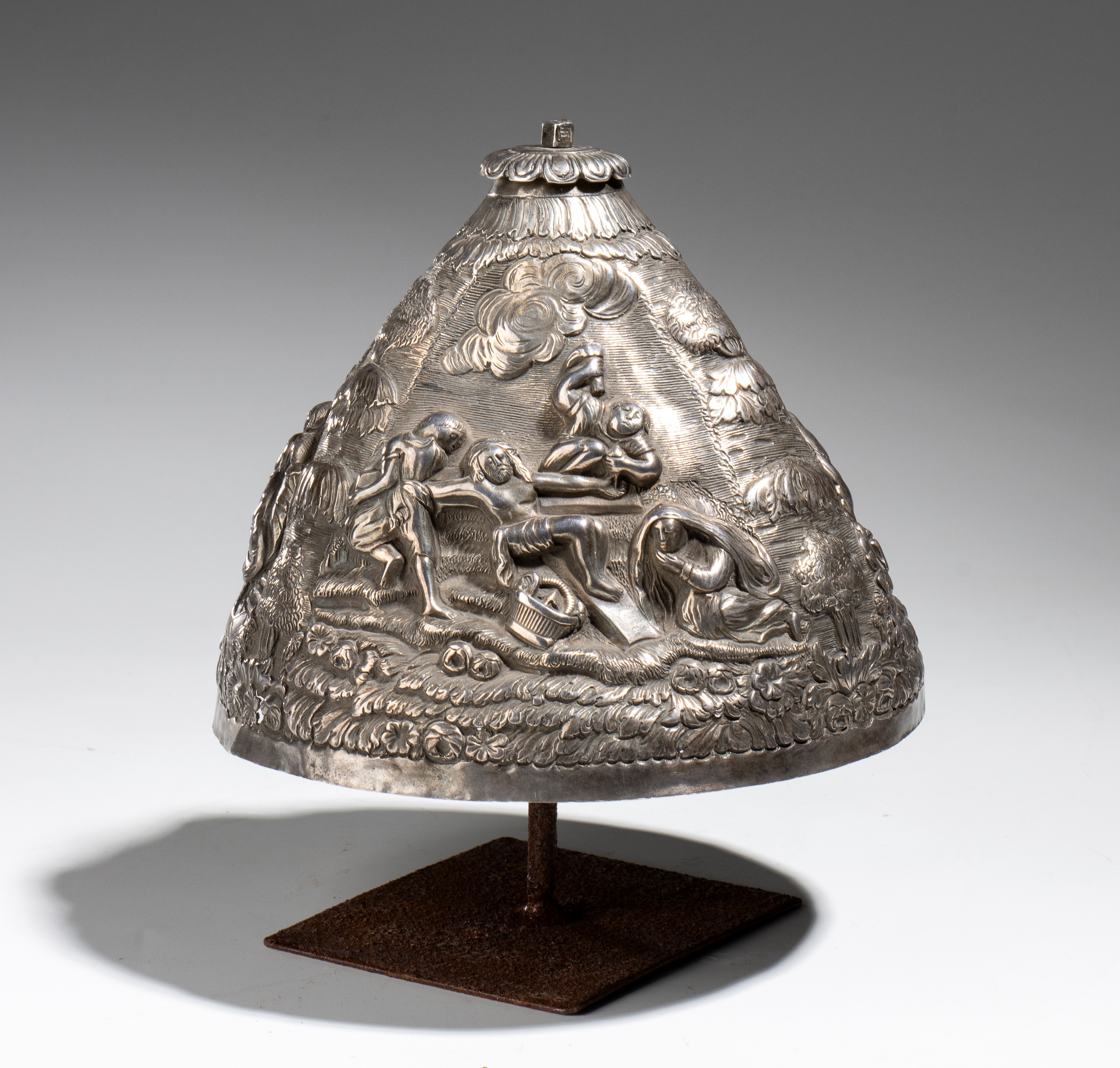 Italia, XVIII secolo, Coperchio di pisside in argento con scene della Vita e Passione di Cristo