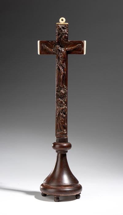 Reliquario a forma di croce, intaglio in noce, con sezioni a scorrimento (Spagna, XVIII-XIX secol...