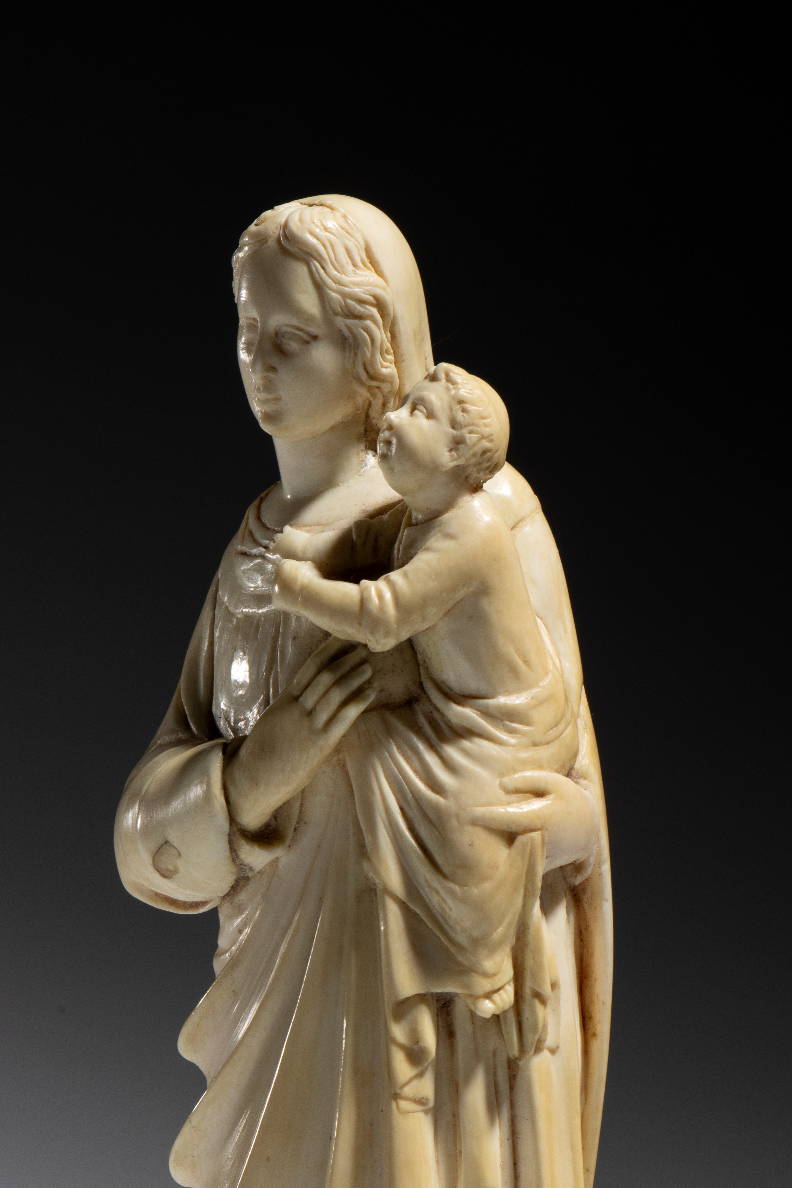 Madonna con Bambino, scultura in avorio, Italia o Francia, fine XVIII-inizio XIX secolo