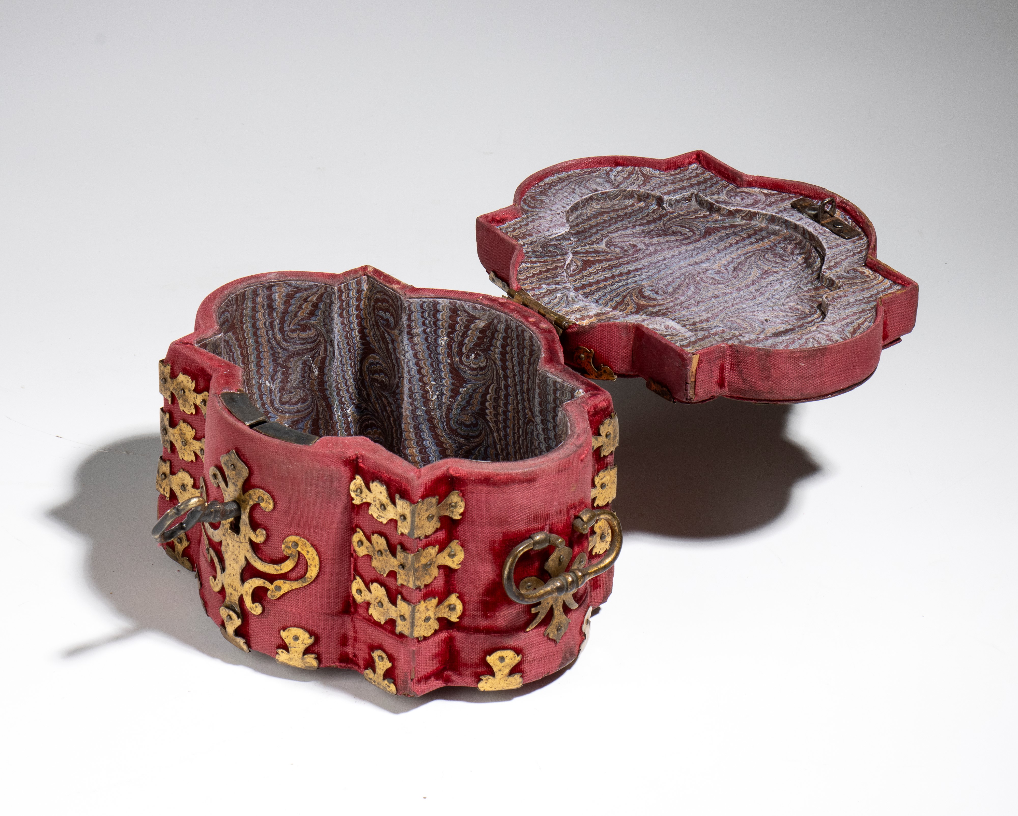 Cofanetto da camera in noce, velluto e bronzo dorato, fine XVII – inizi XVIII secolo