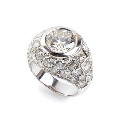 Anello in oro bianco 18k con diamante centrale e diamanti baguette in pavé