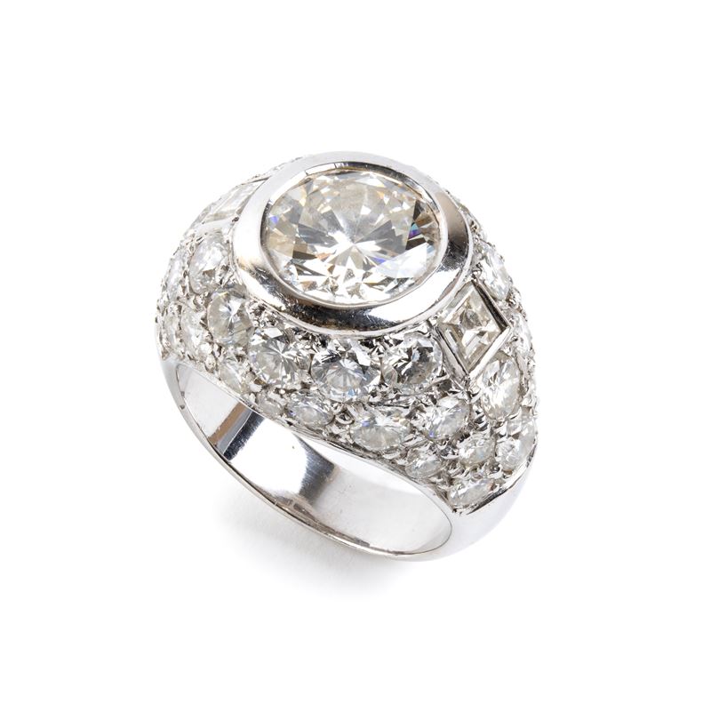Anello in oro bianco 18k con diamante centrale e diamanti baguette in pavé