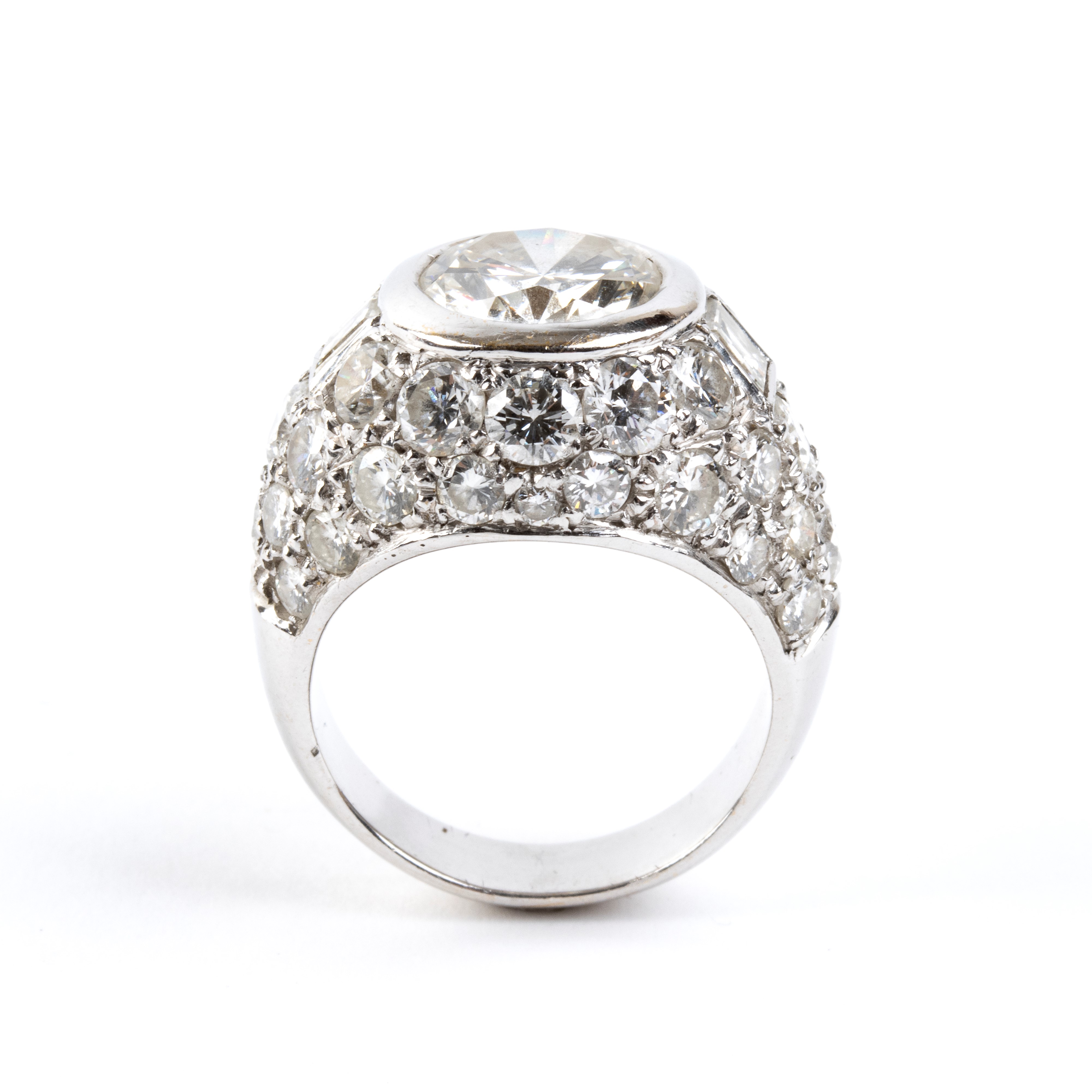 Anello in oro bianco 18k con diamante centrale e diamanti baguette in pavé