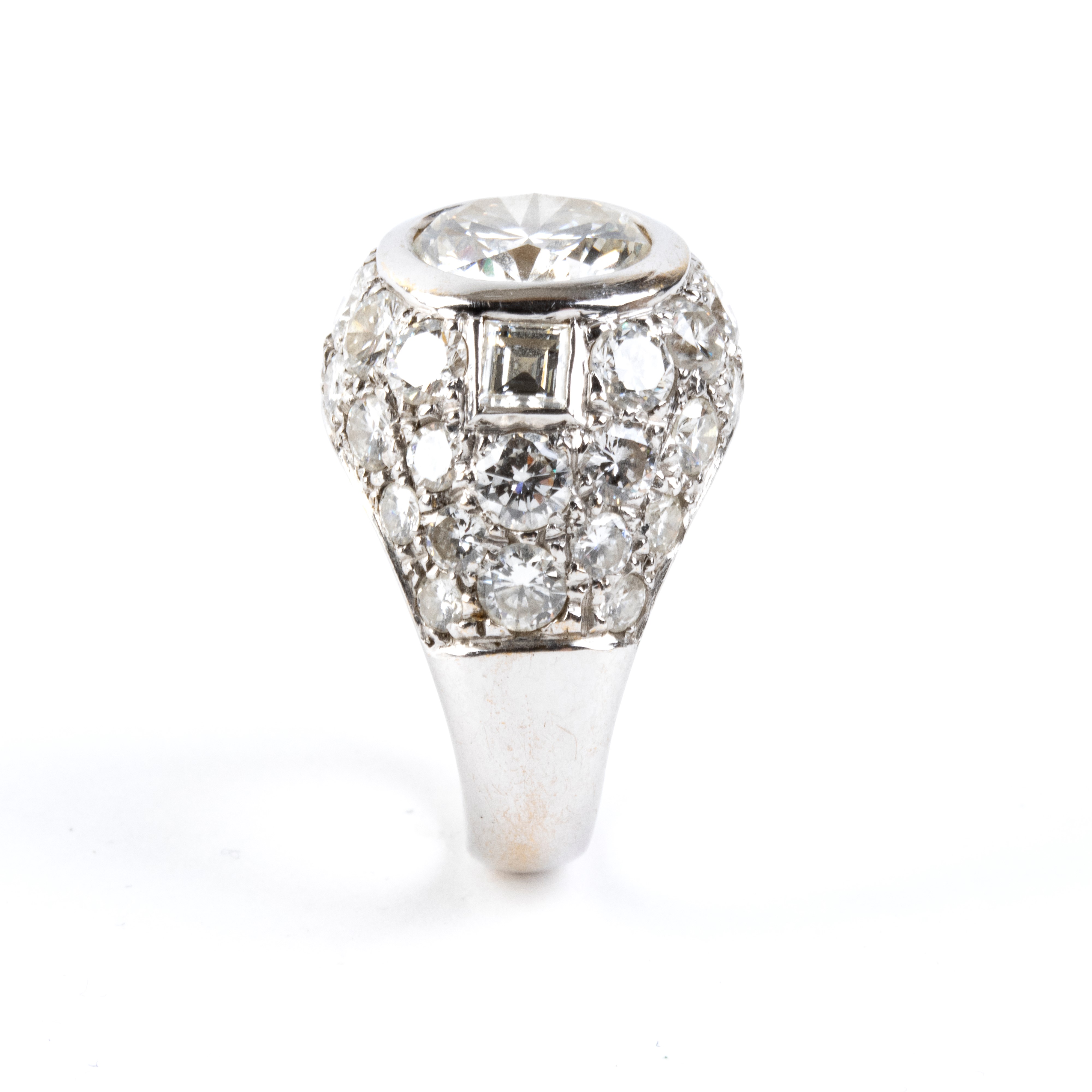 Anello in oro bianco 18k con diamante centrale e diamanti baguette in pavé