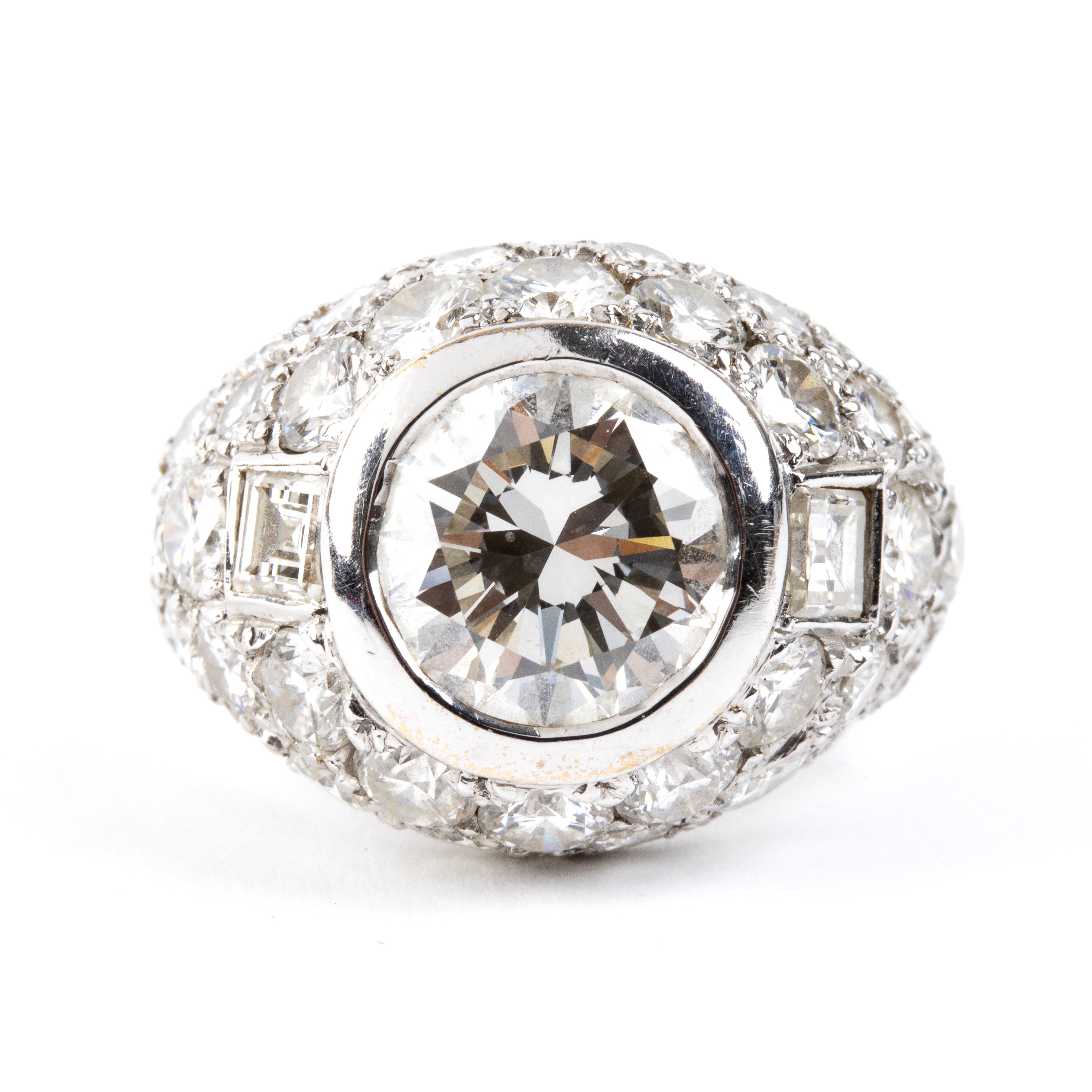 Anello in oro bianco 18k con diamante centrale e diamanti baguette in pavé