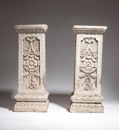 XIX secolo, Coppia di colonne in pietra scolpita a sezione quadrata