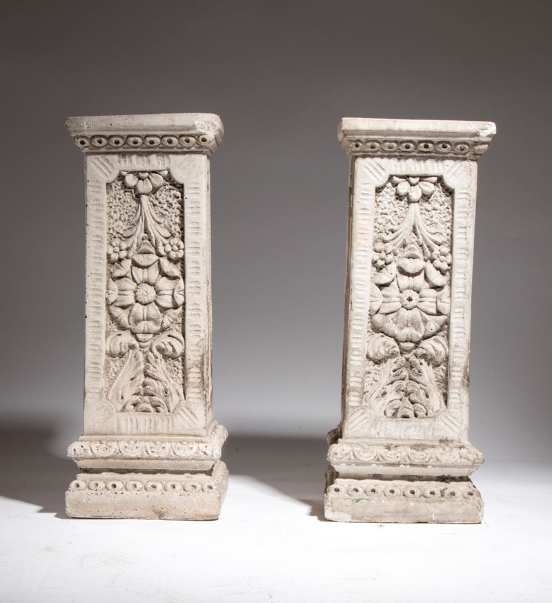 XIX secolo, Coppia di colonne in pietra scolpita a sezione quadrata