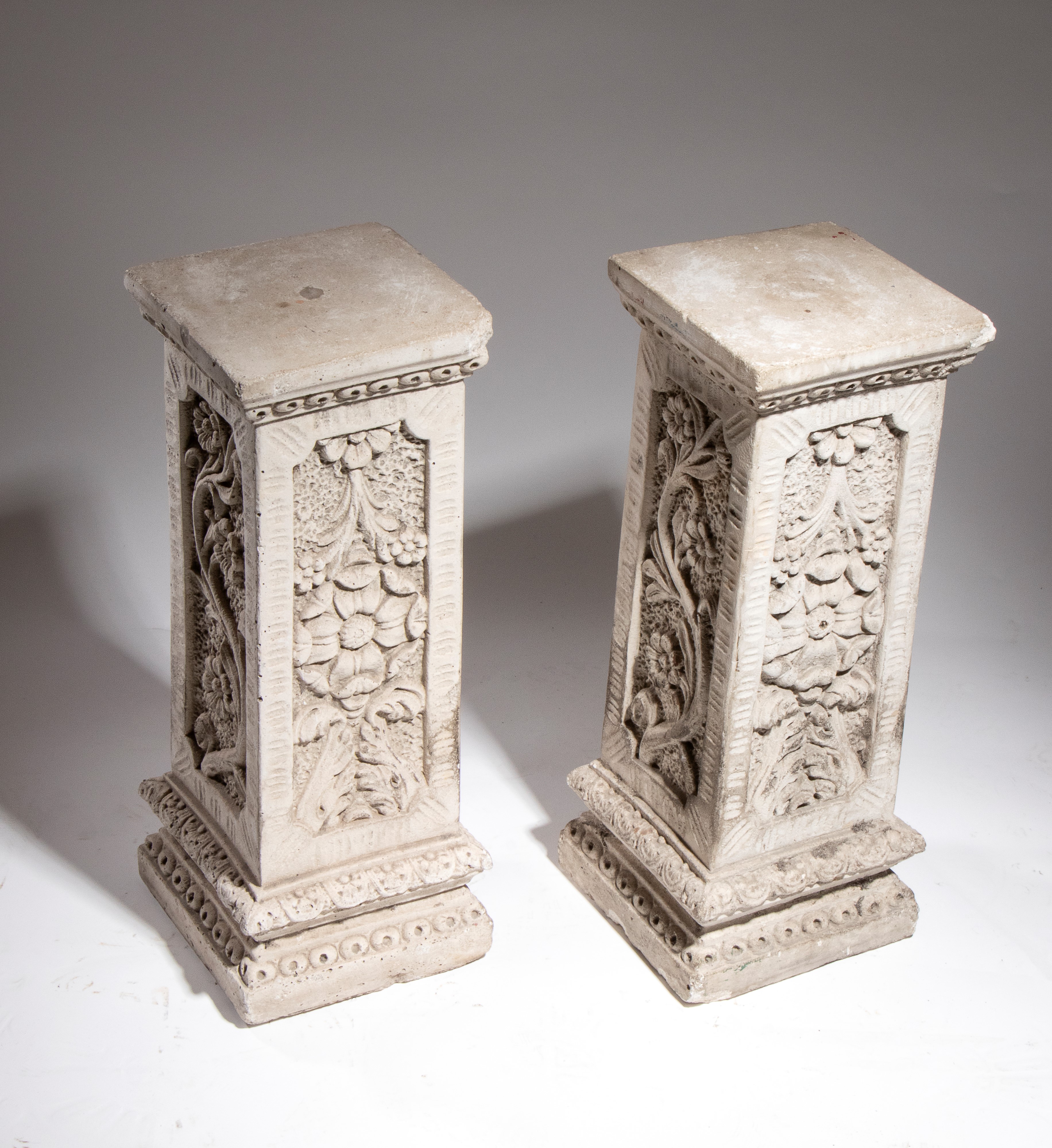 XIX secolo, Coppia di colonne in pietra scolpita a sezione quadrata