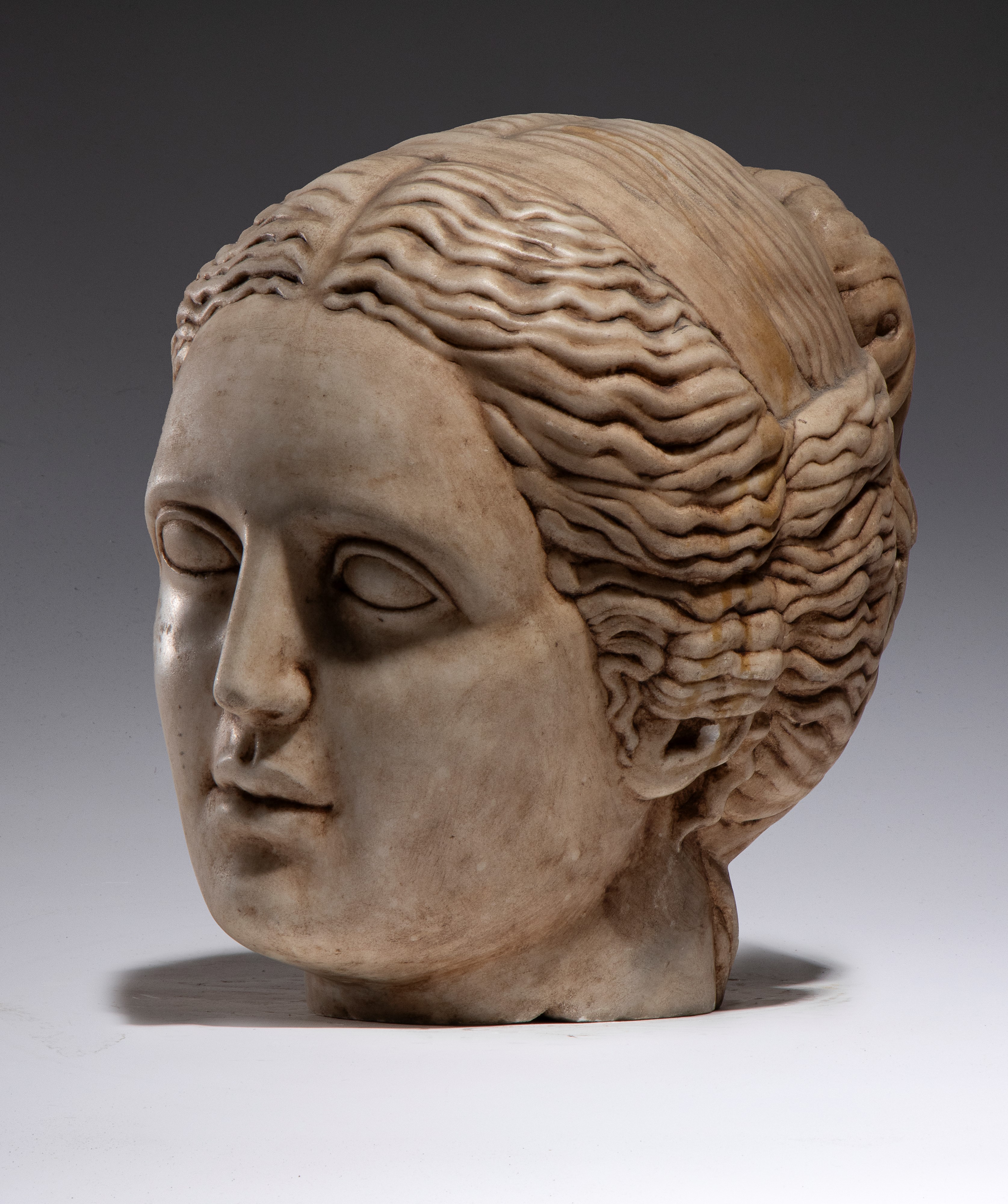 XX secolo, Testa muliebre di divinità, scultura in marmo bianco