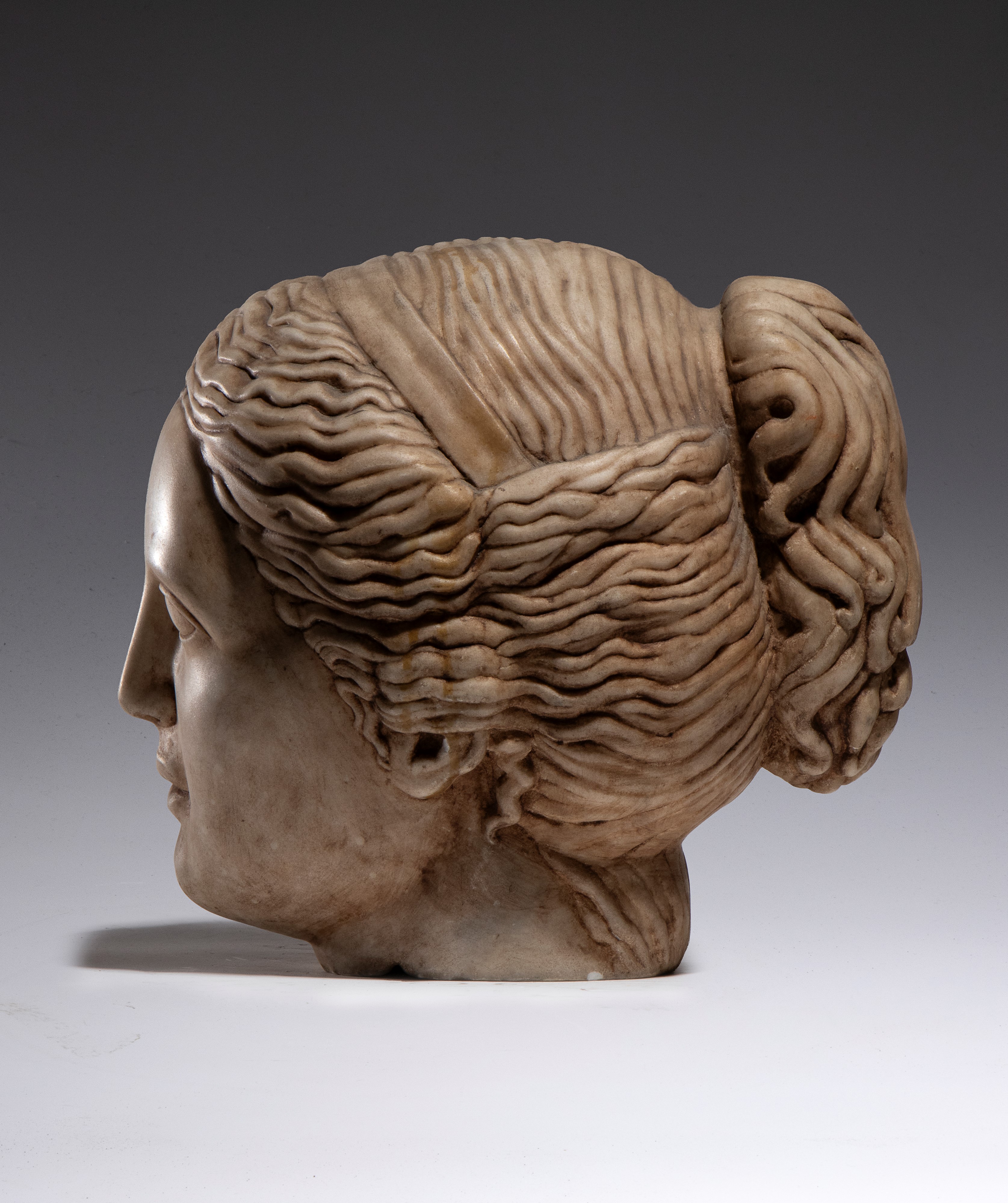 XX secolo, Testa muliebre di divinità, scultura in marmo bianco