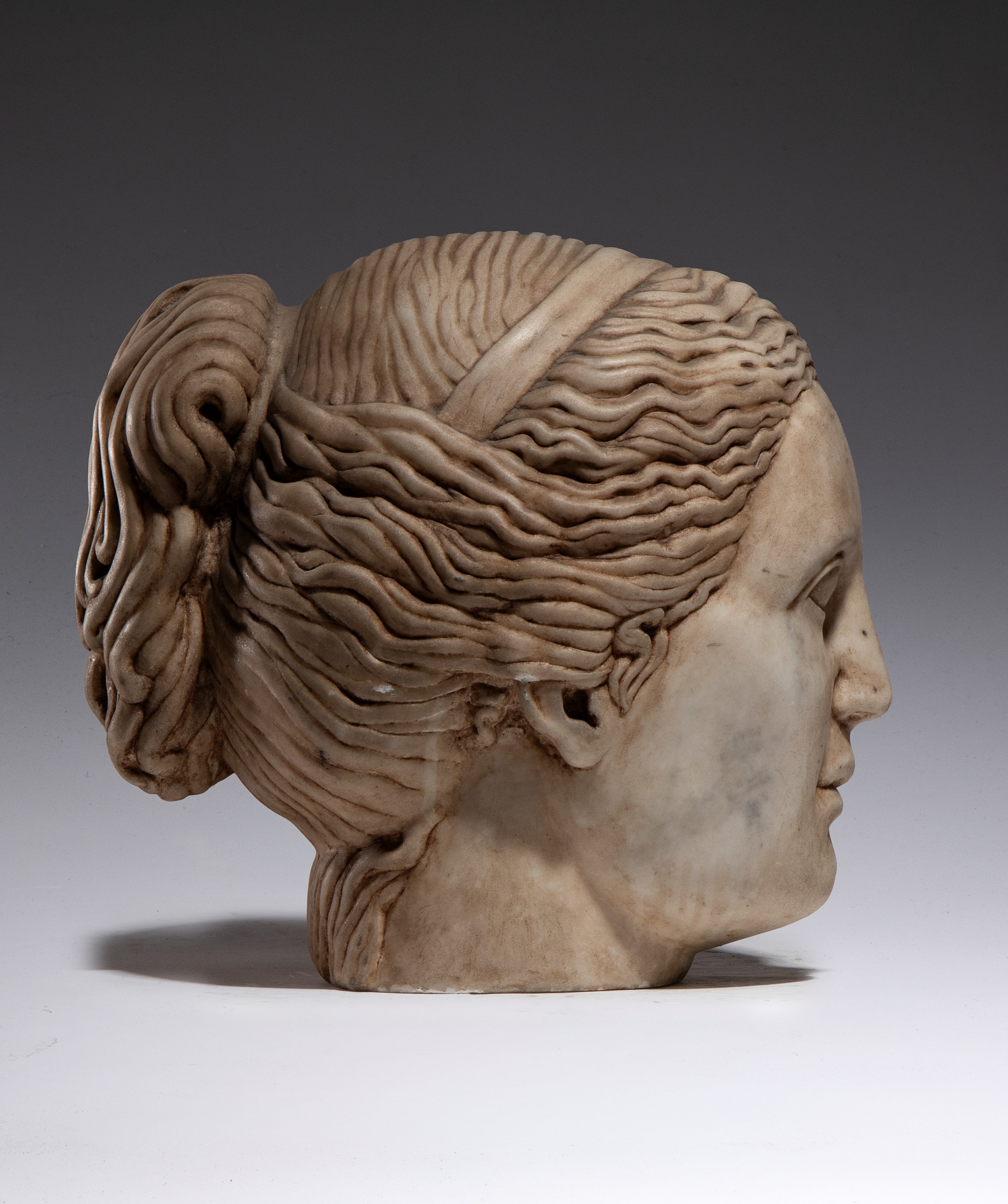 XX secolo, Testa muliebre di divinità, scultura in marmo bianco