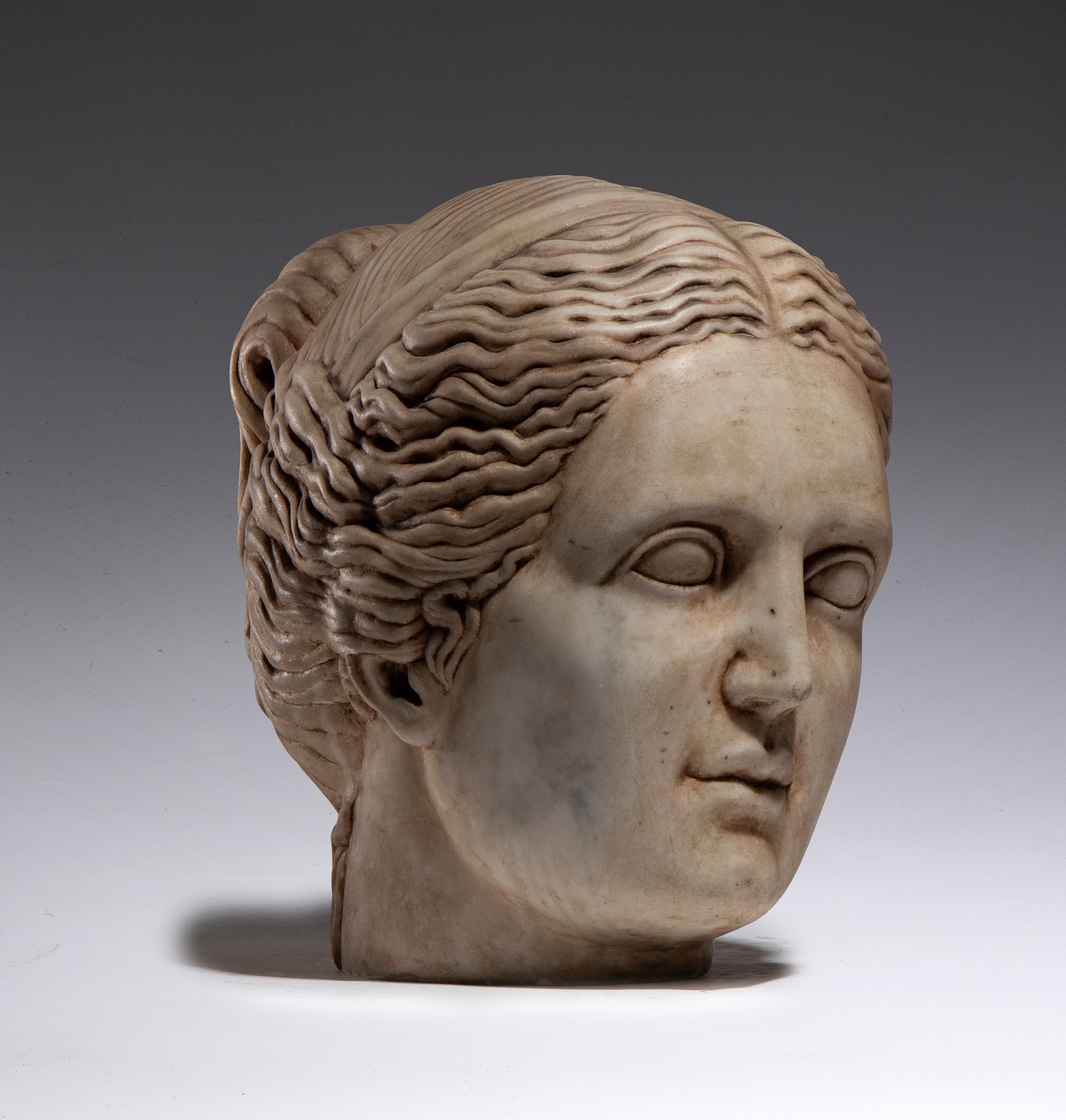 XX secolo, Testa muliebre di divinità, scultura in marmo bianco