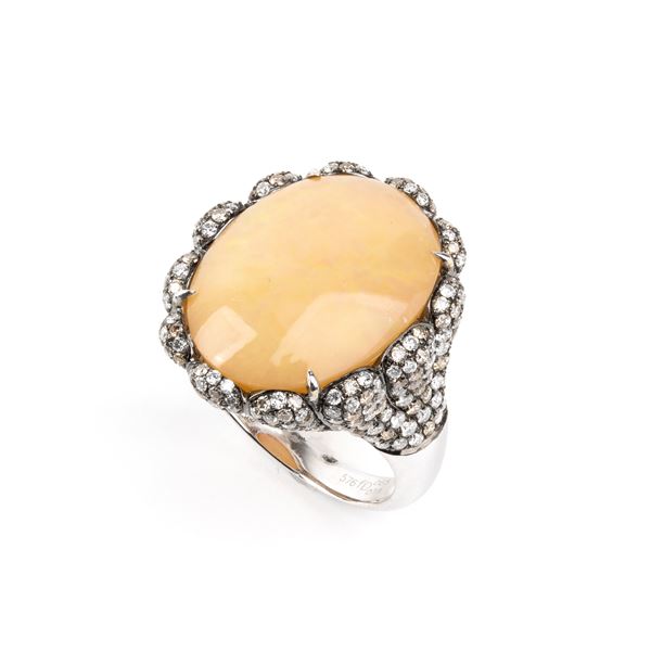Anello in oro con opale e diamanti 
