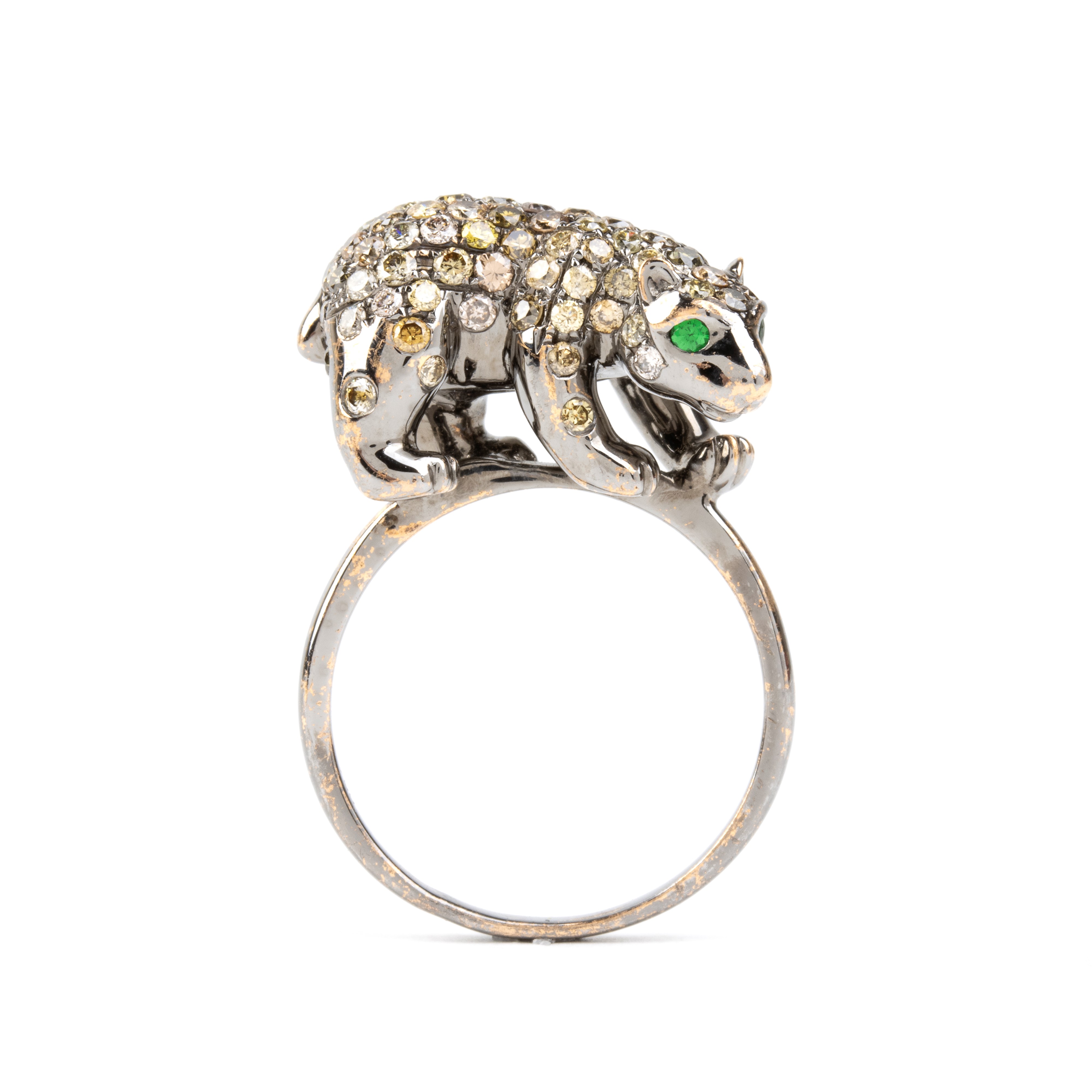 Anello in oro bianco 18k con pavé di diamanti fantasia gialli e occhi in tsavorite