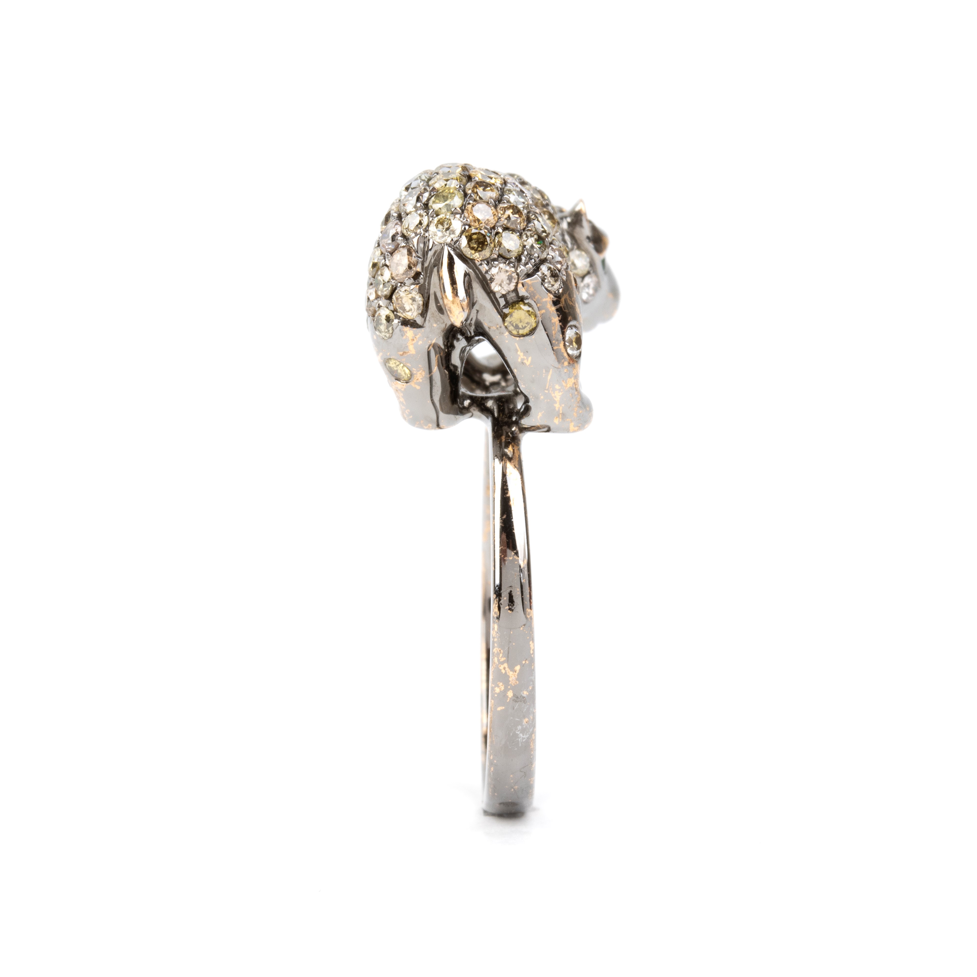 Anello in oro bianco 18k con pavé di diamanti fantasia gialli e occhi in tsavorite