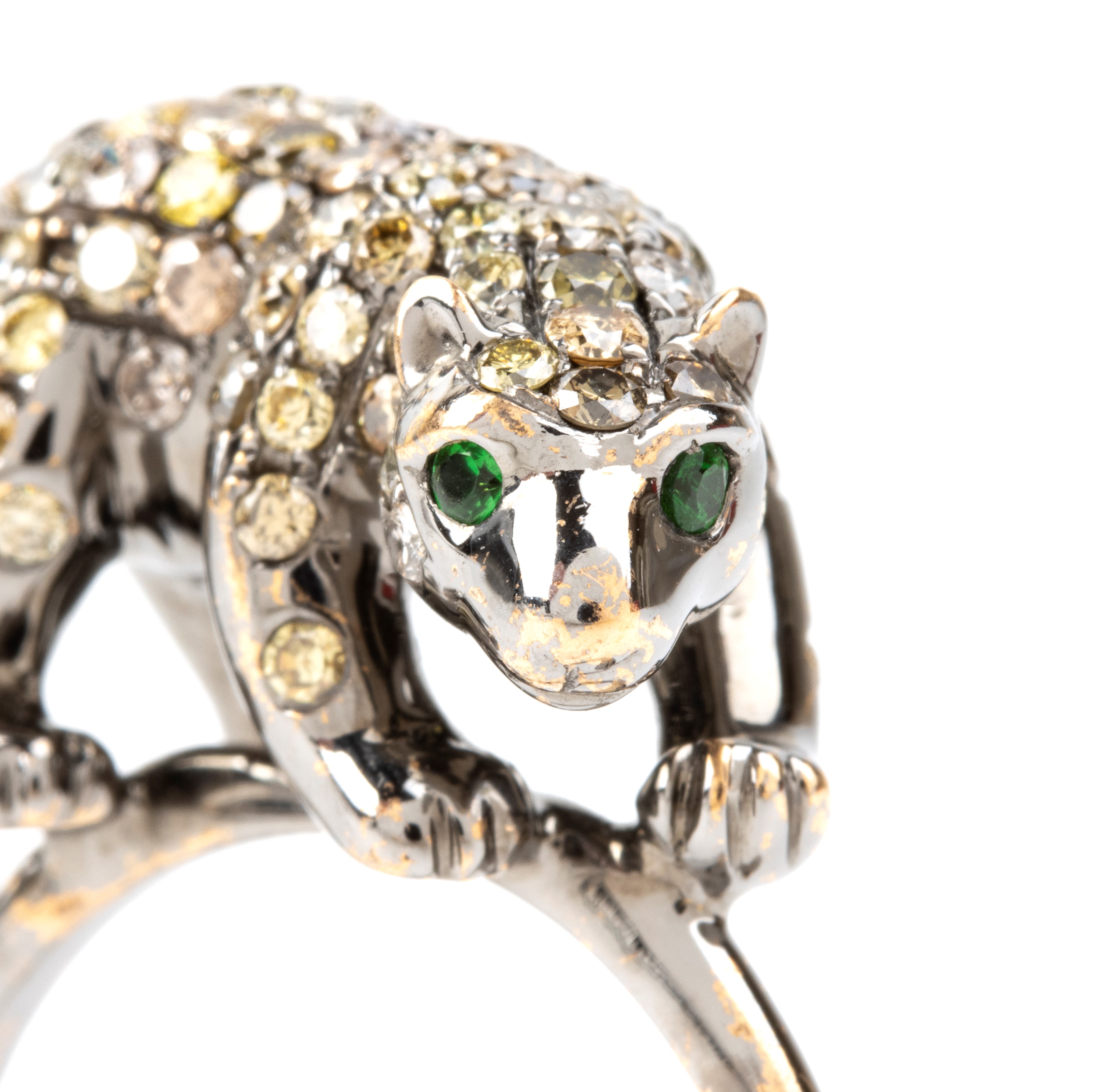 Anello in oro bianco 18k con pavé di diamanti fantasia gialli e occhi in tsavorite