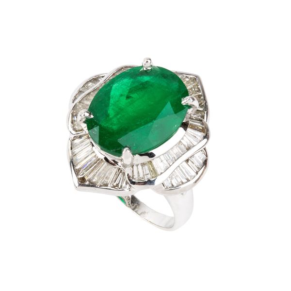 Anello in oro con smeraldo e diamanti
