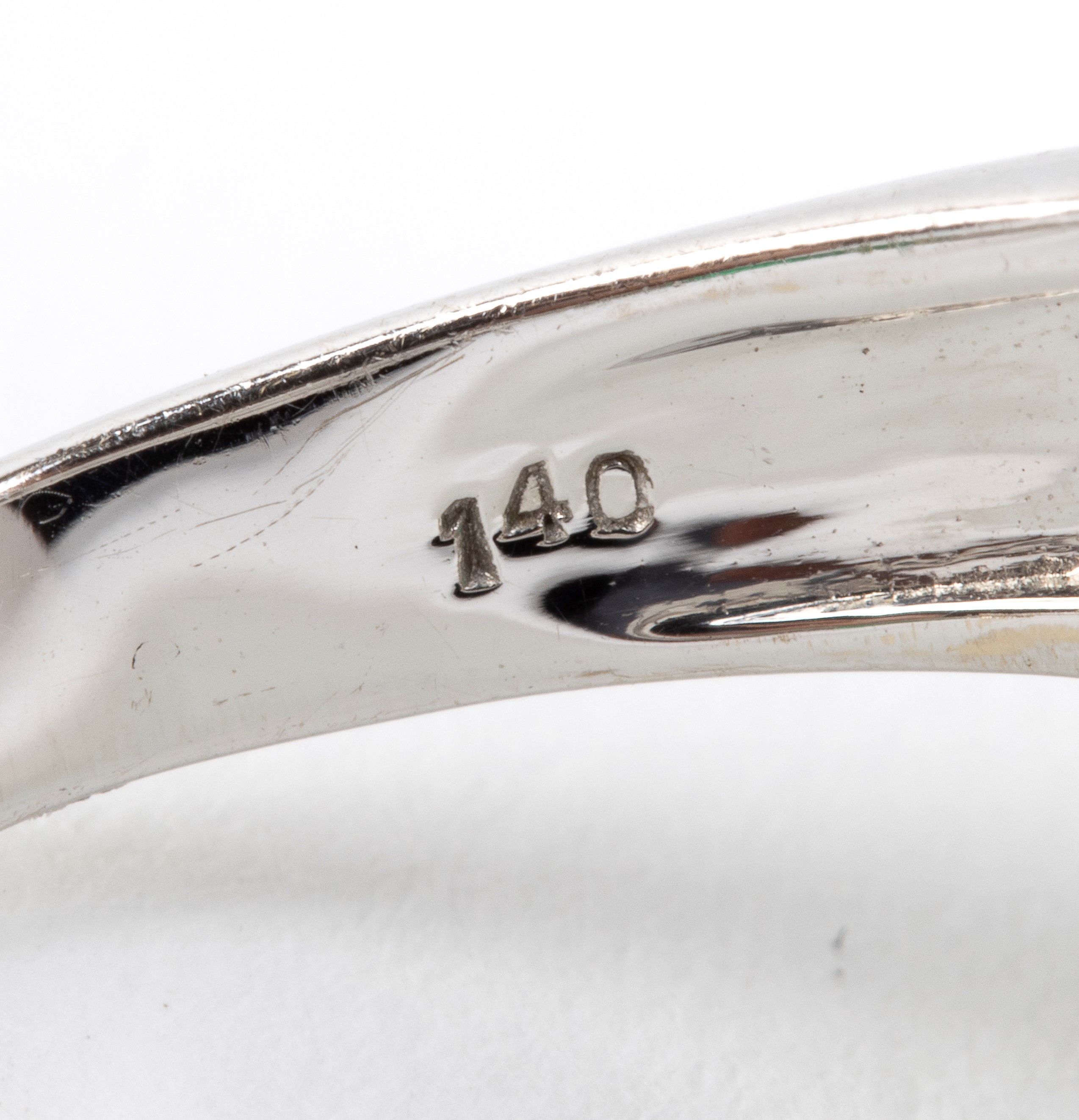 Asteurino del gioielliere (probabile), Anello in oro bianco 18k con smeraldo ovale e diamanti