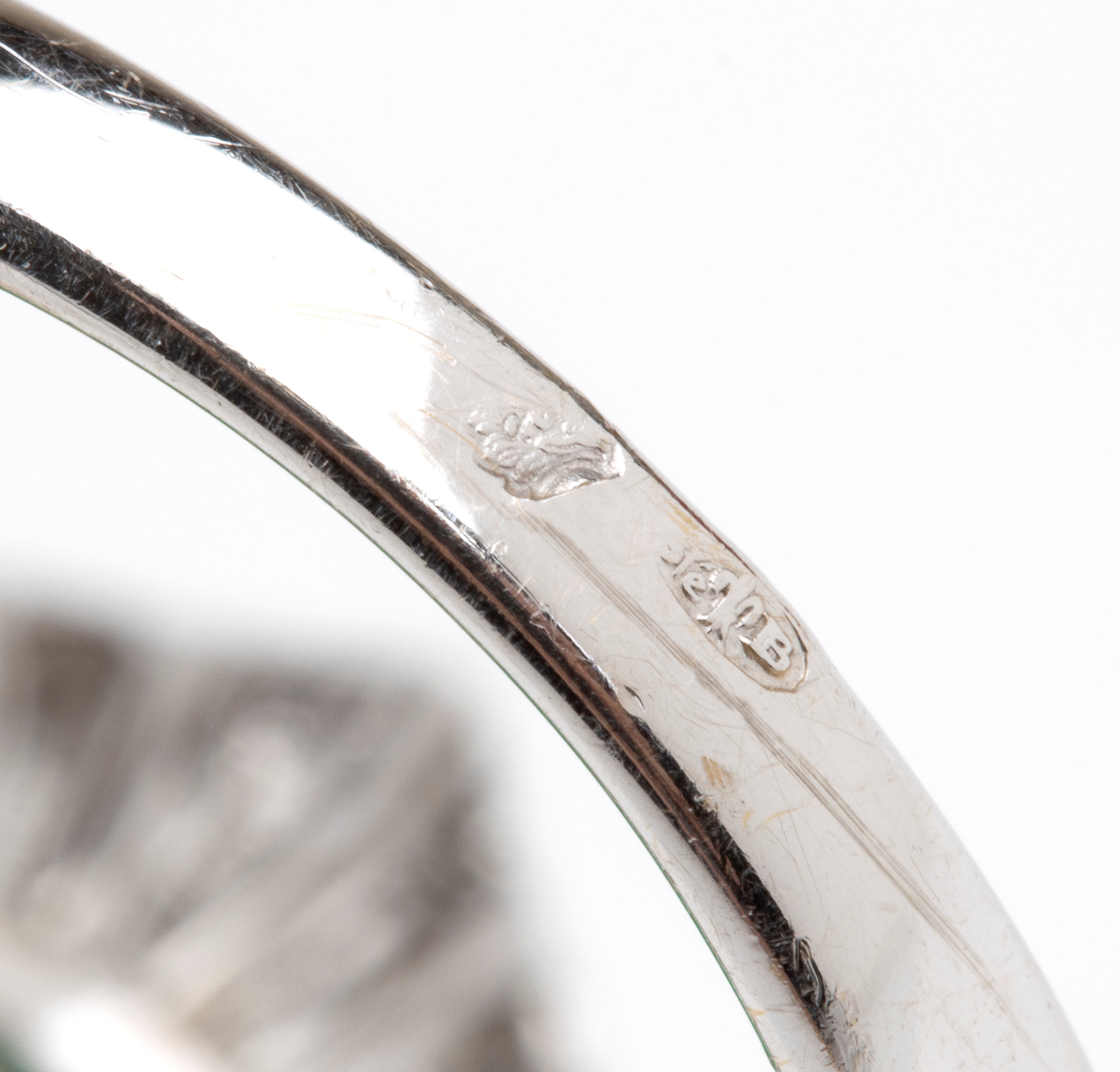 Asteurino del gioielliere (probabile), Anello in oro bianco 18k con smeraldo ovale e diamanti