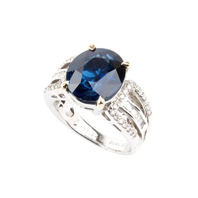 Anello in oro bianco 18k con zaffiro ovale e diamanti