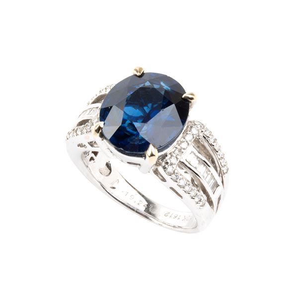 Anello in oro con zaffiro e diamanti    