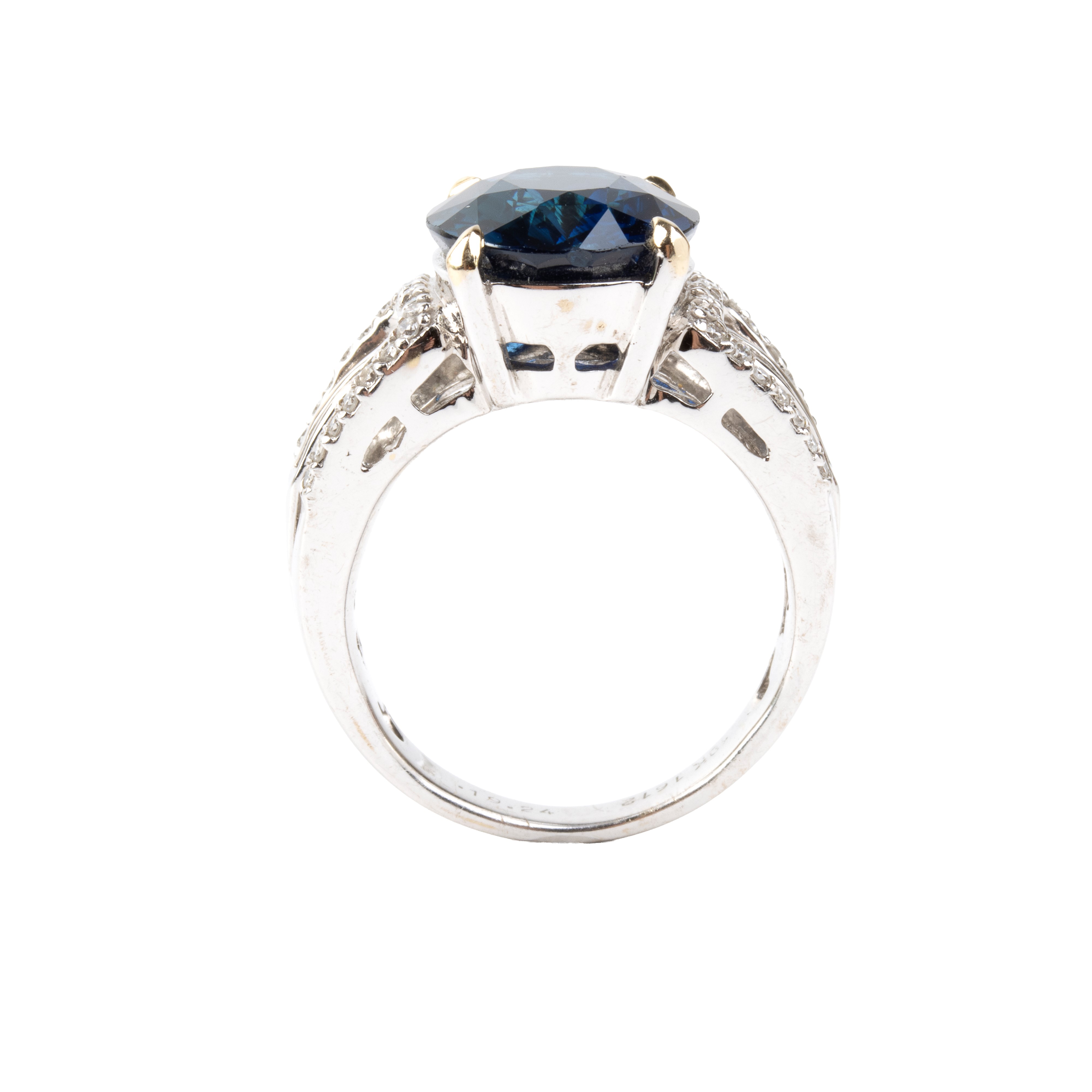 Anello in oro bianco 18k con zaffiro ovale e diamanti