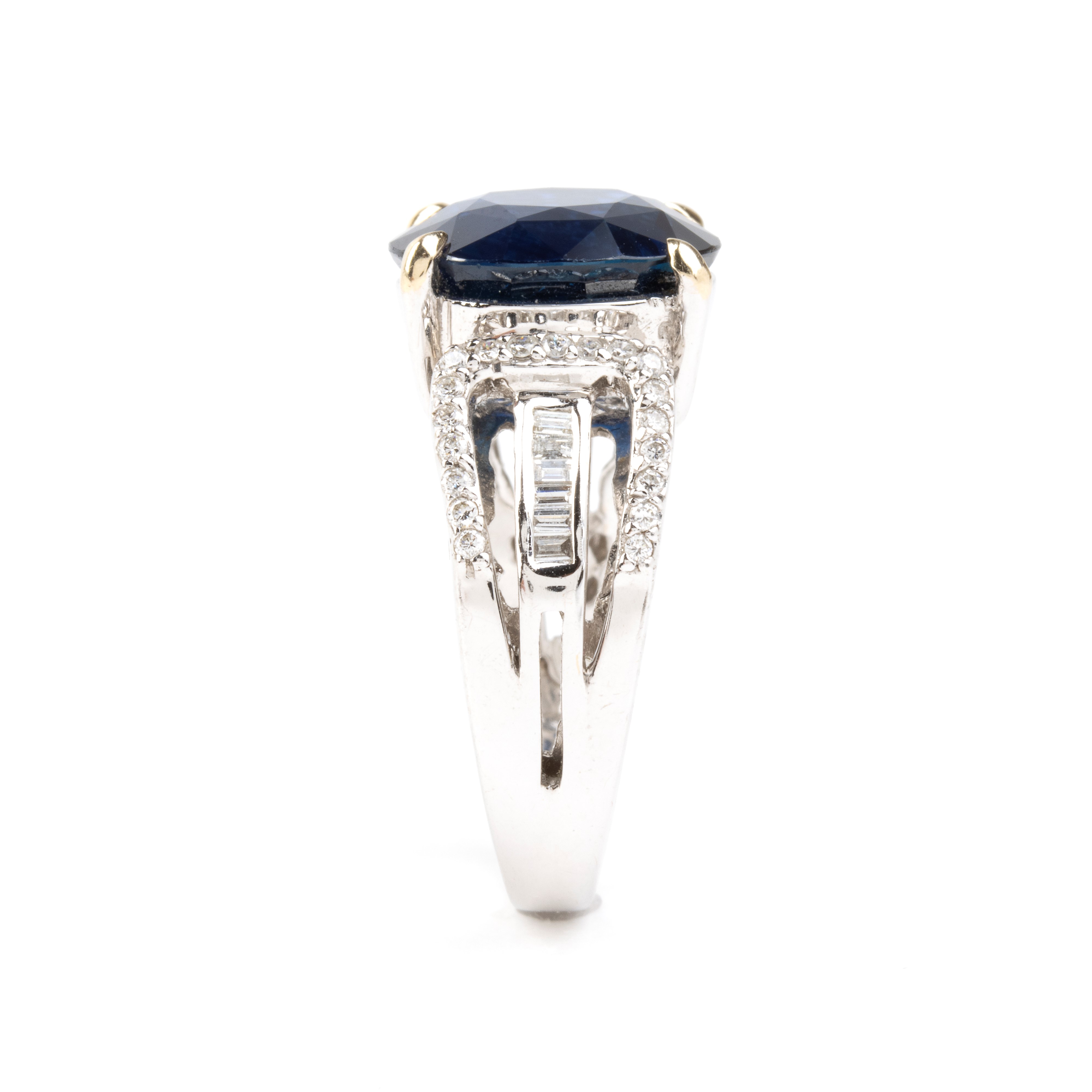 Anello in oro bianco 18k con zaffiro ovale e diamanti