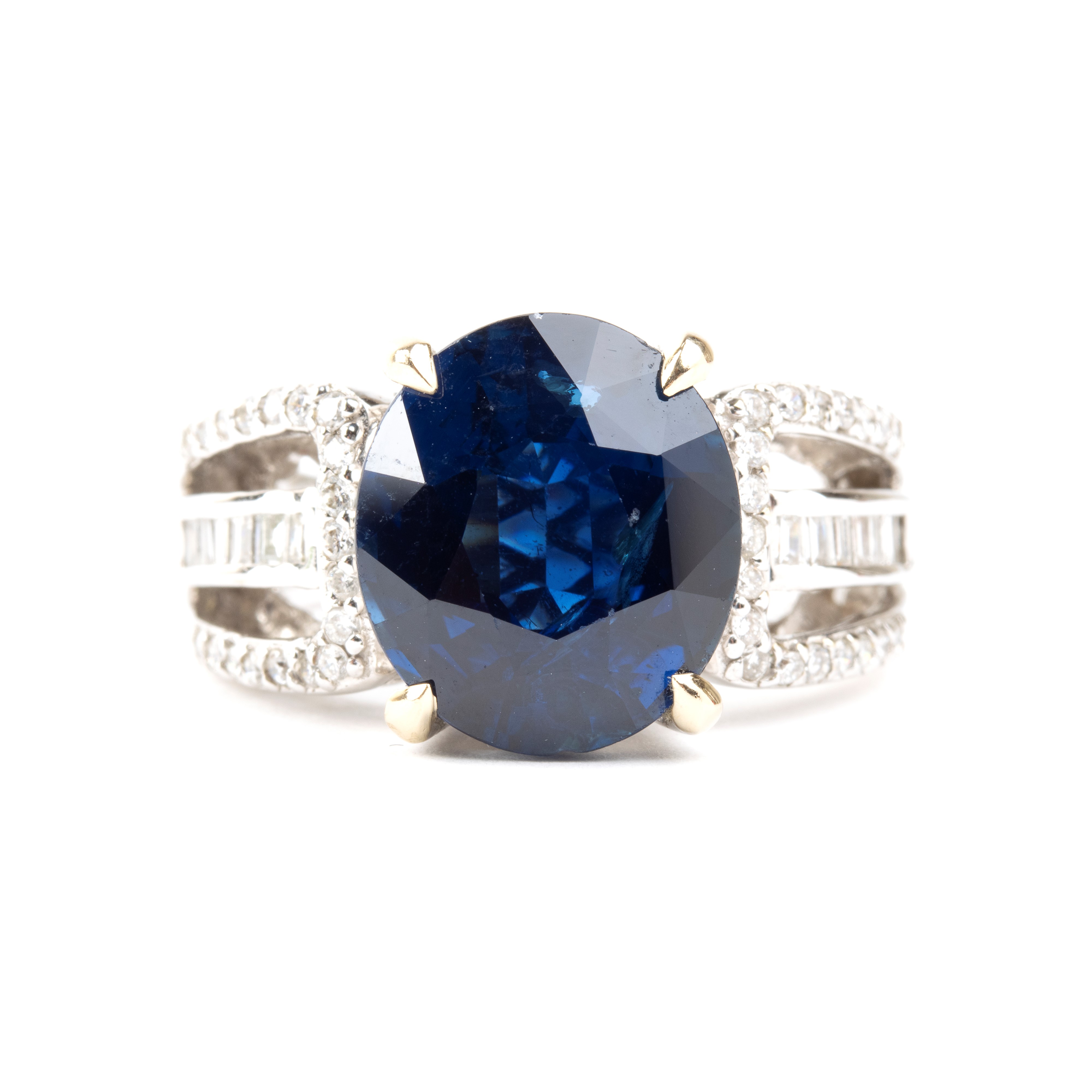 Anello in oro bianco 18k con zaffiro ovale e diamanti