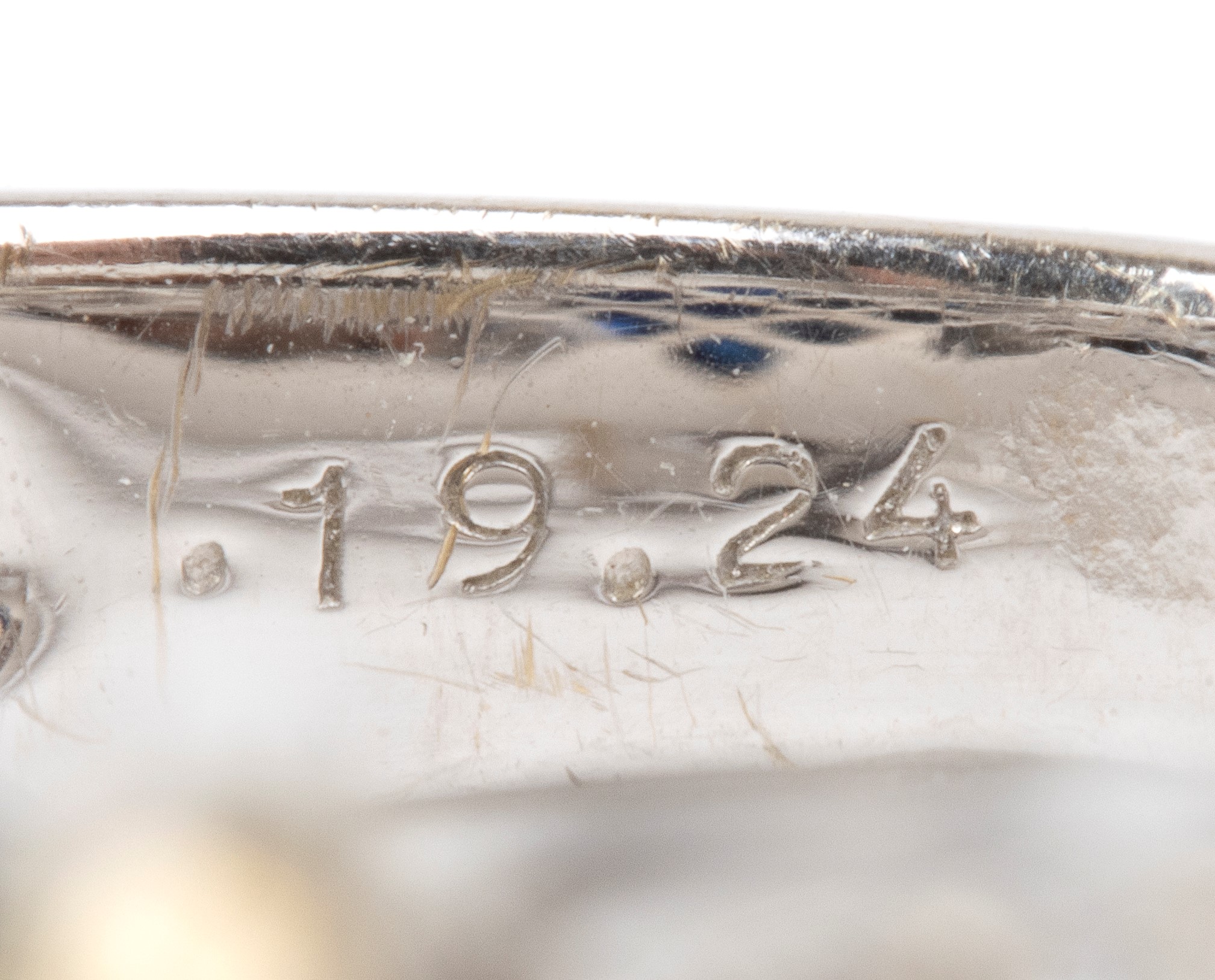 Anello in oro bianco 18k con zaffiro ovale e diamanti