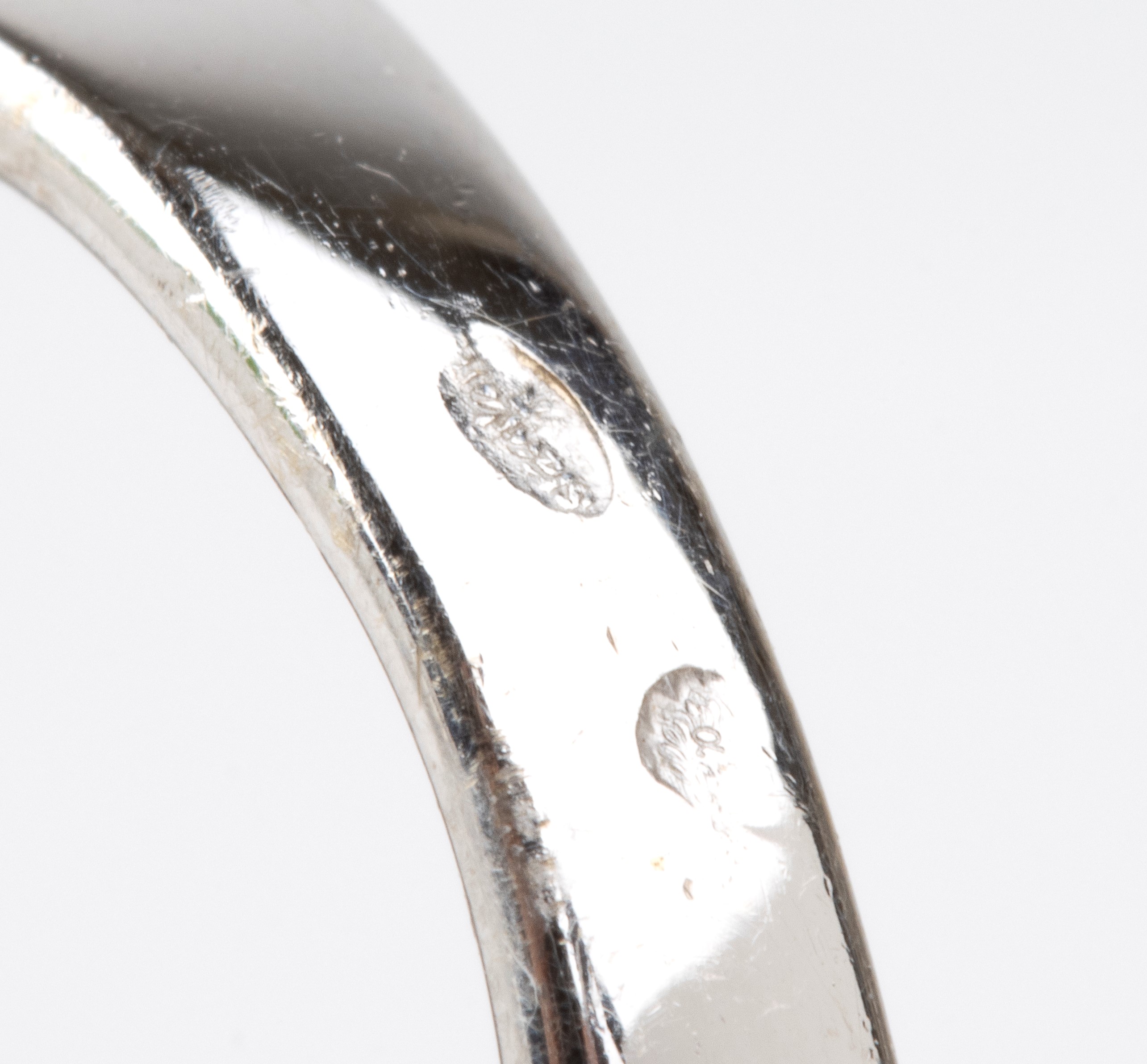 Anello in oro bianco 18k con zaffiro ovale e diamanti