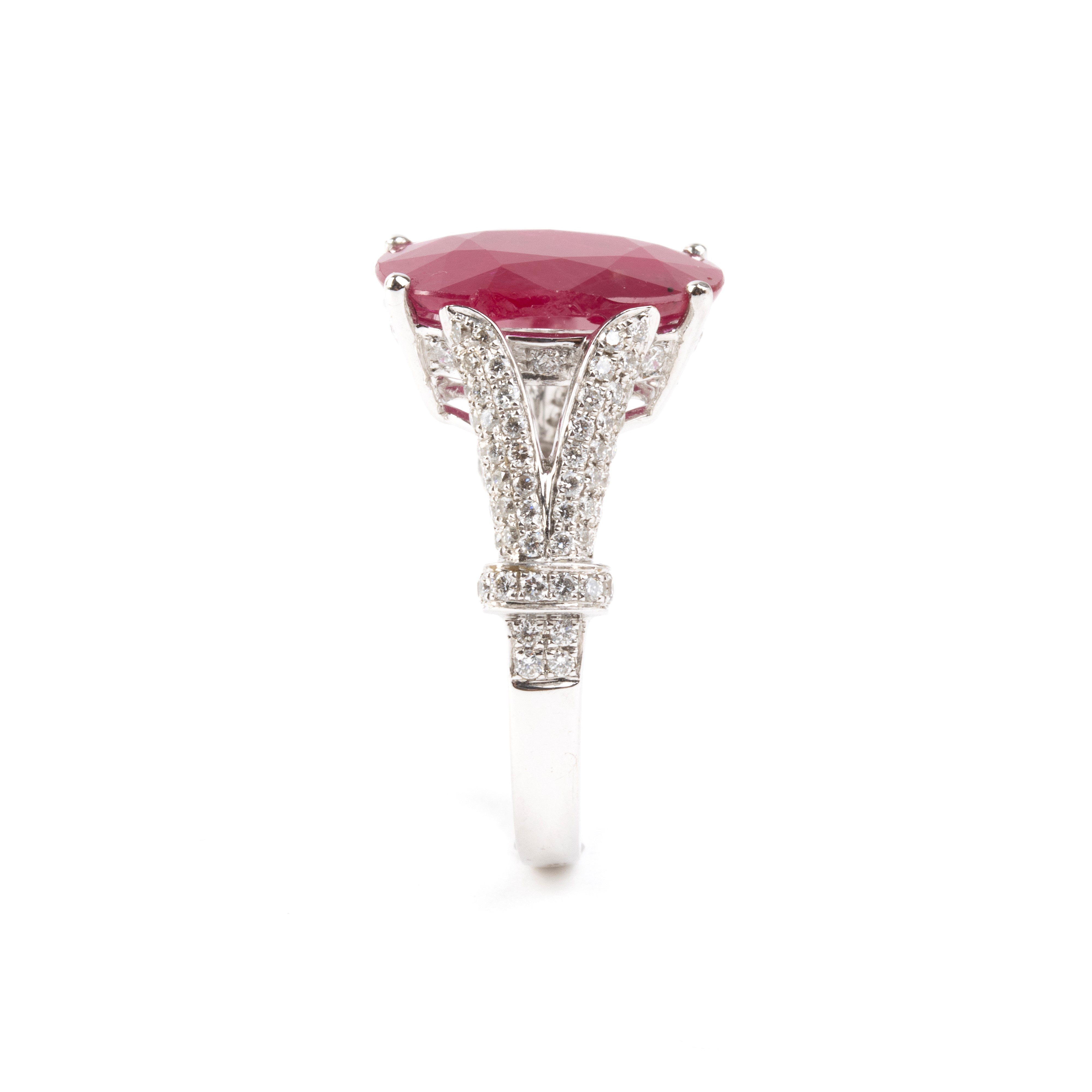 Branar Paris - Branar, Anello in oro bianco con rubino ovale e diamanti pavé