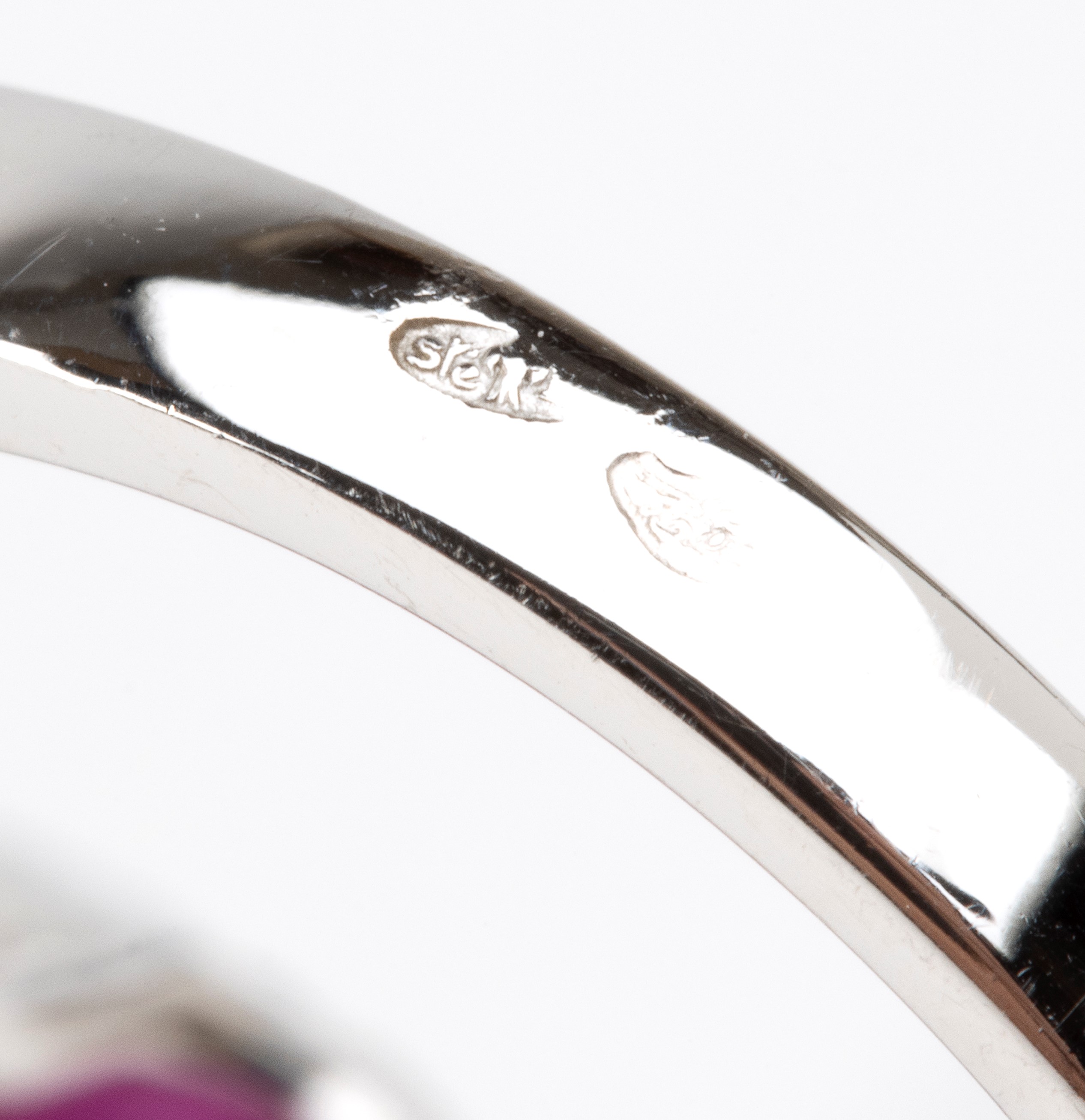 Branar Paris - Branar, Anello in oro bianco con rubino ovale e diamanti pavé
