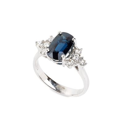 Certificato NGL, Anello in oro bianco 18k con zaffiro ovale e diamanti