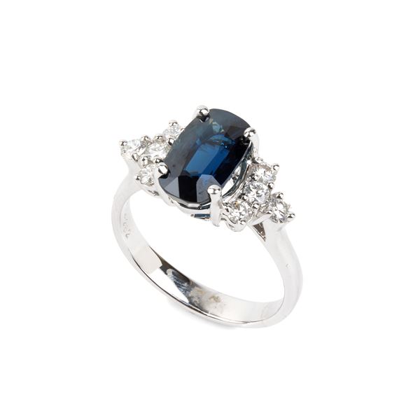 Anello in oro con zaffiro e diamanti  