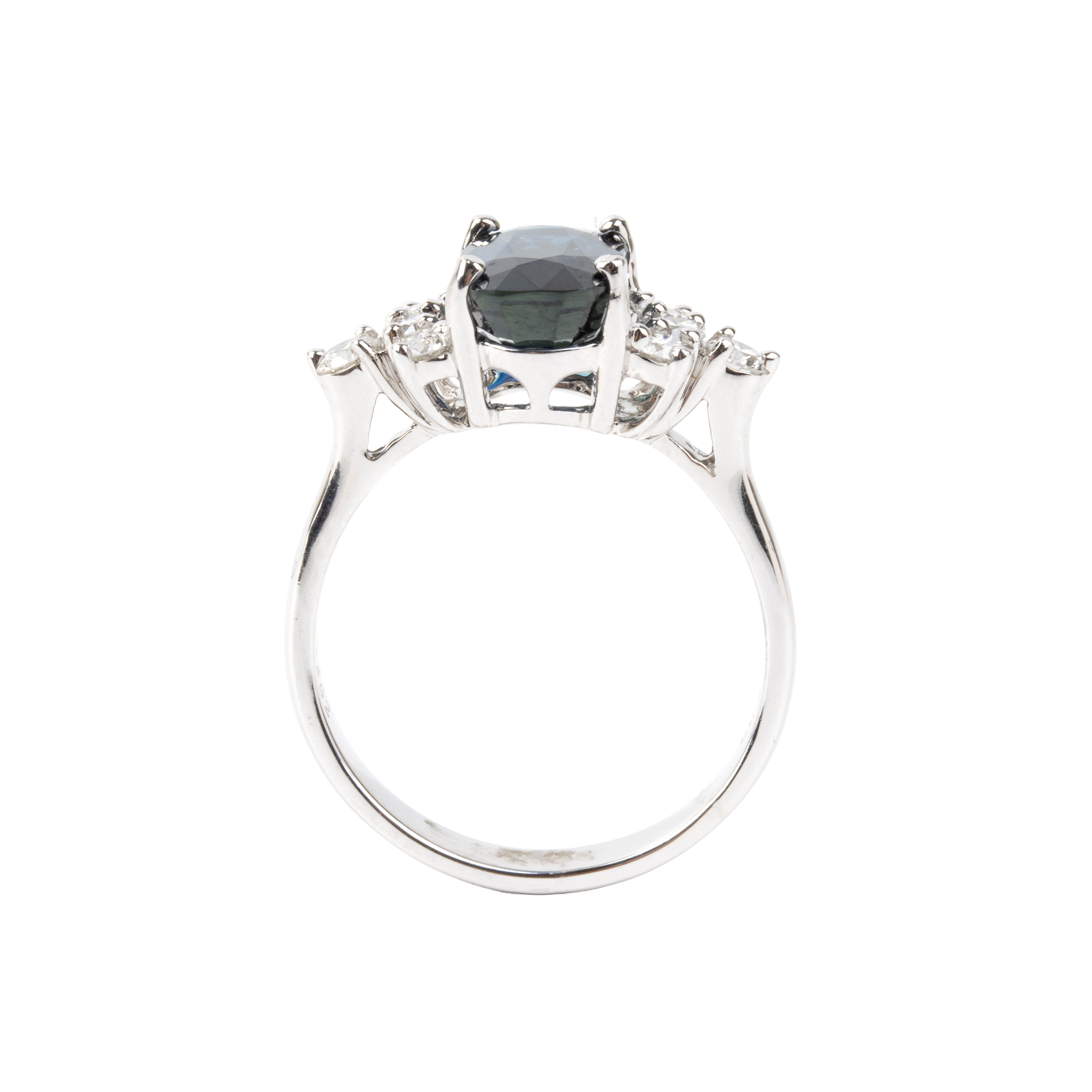 Certificato NGL, Anello in oro bianco 18k con zaffiro ovale e diamanti