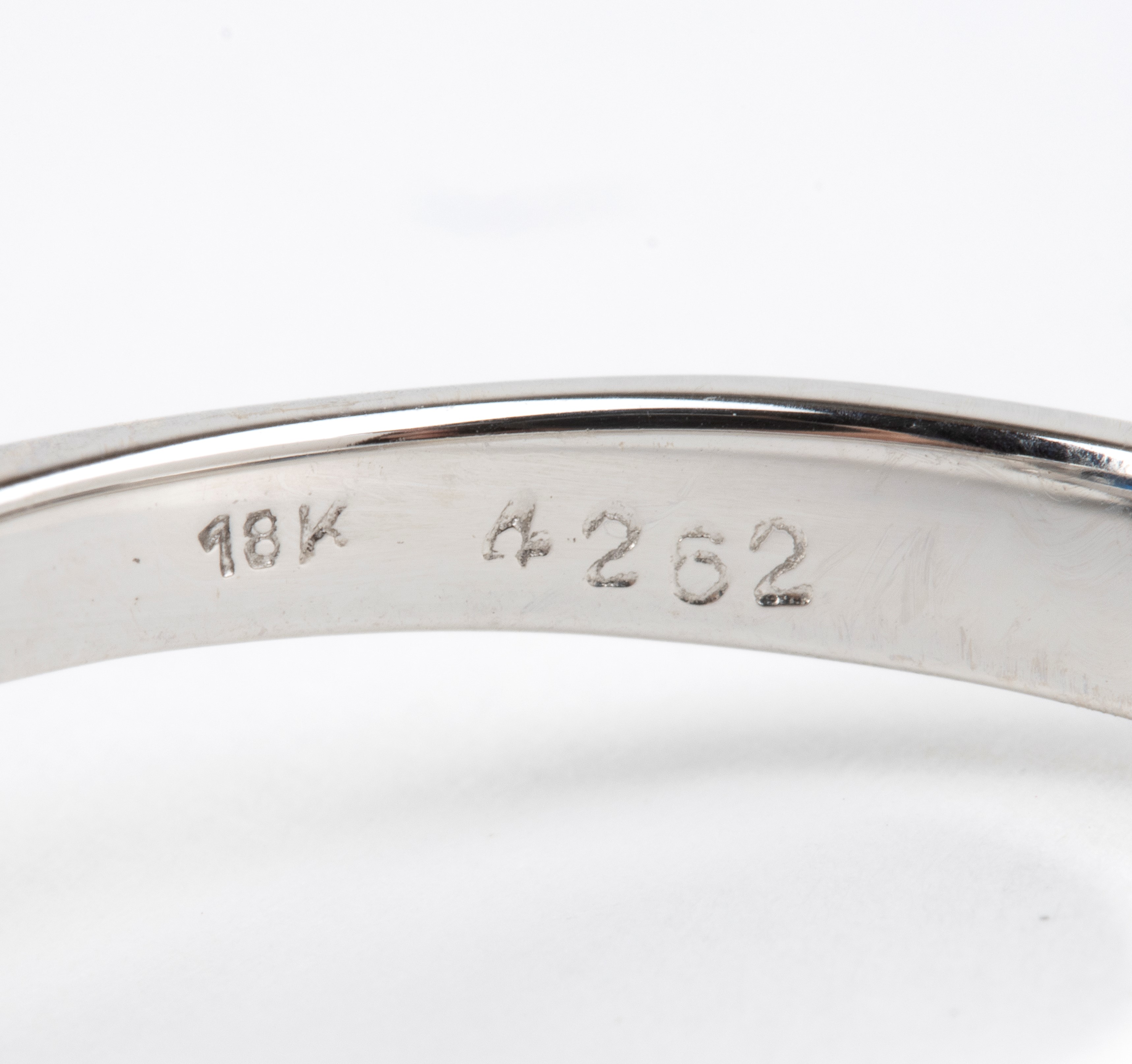 Certificato NGL, Anello in oro bianco 18k con zaffiro ovale e diamanti