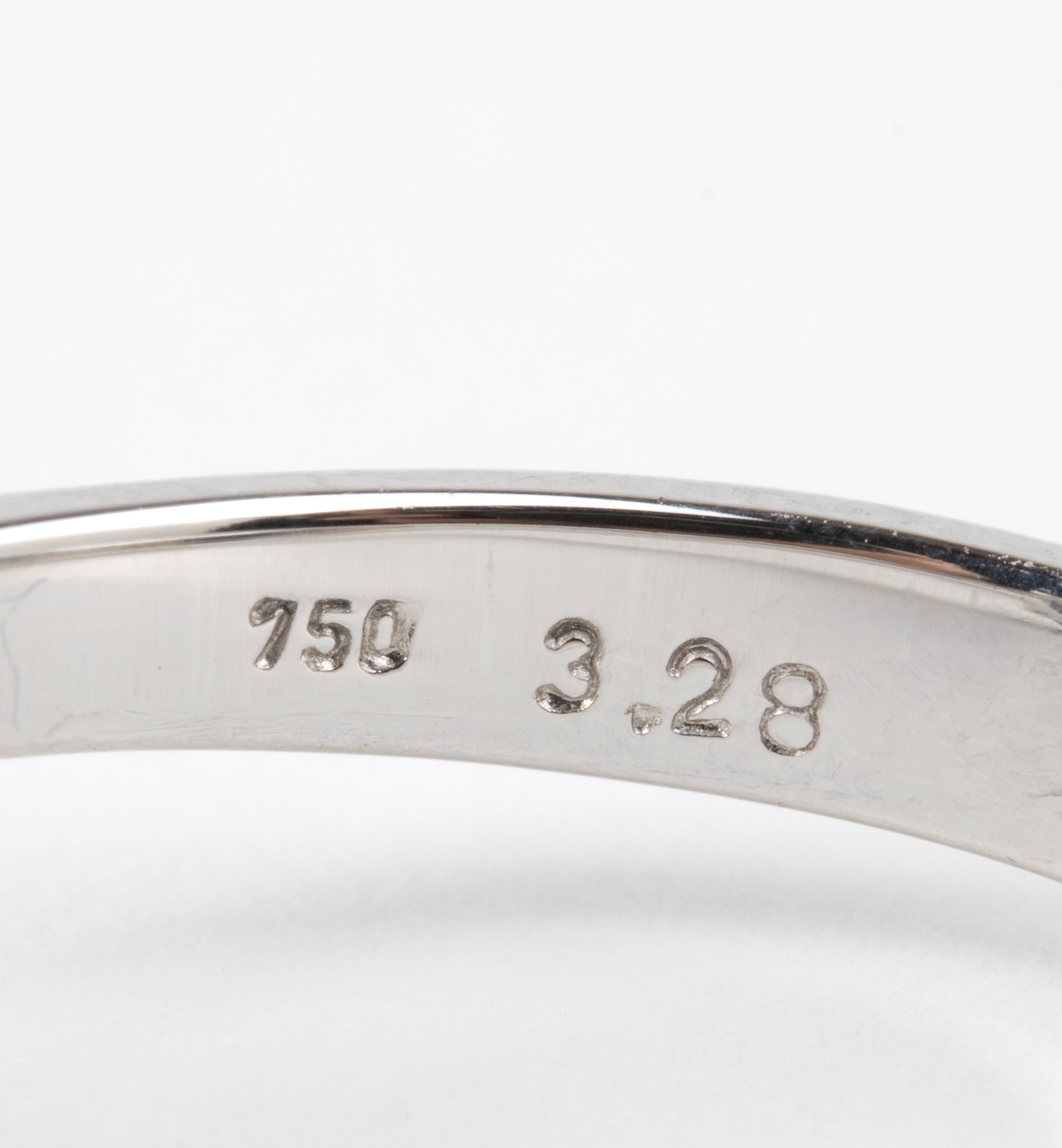 Certificato NGL, Anello in oro bianco 18k con zaffiro ovale e diamanti