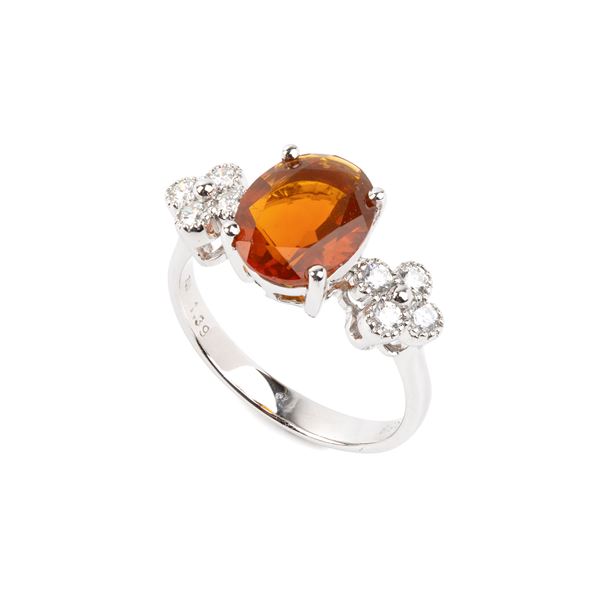 Anello in oro con opale di fuoco e diamanti     