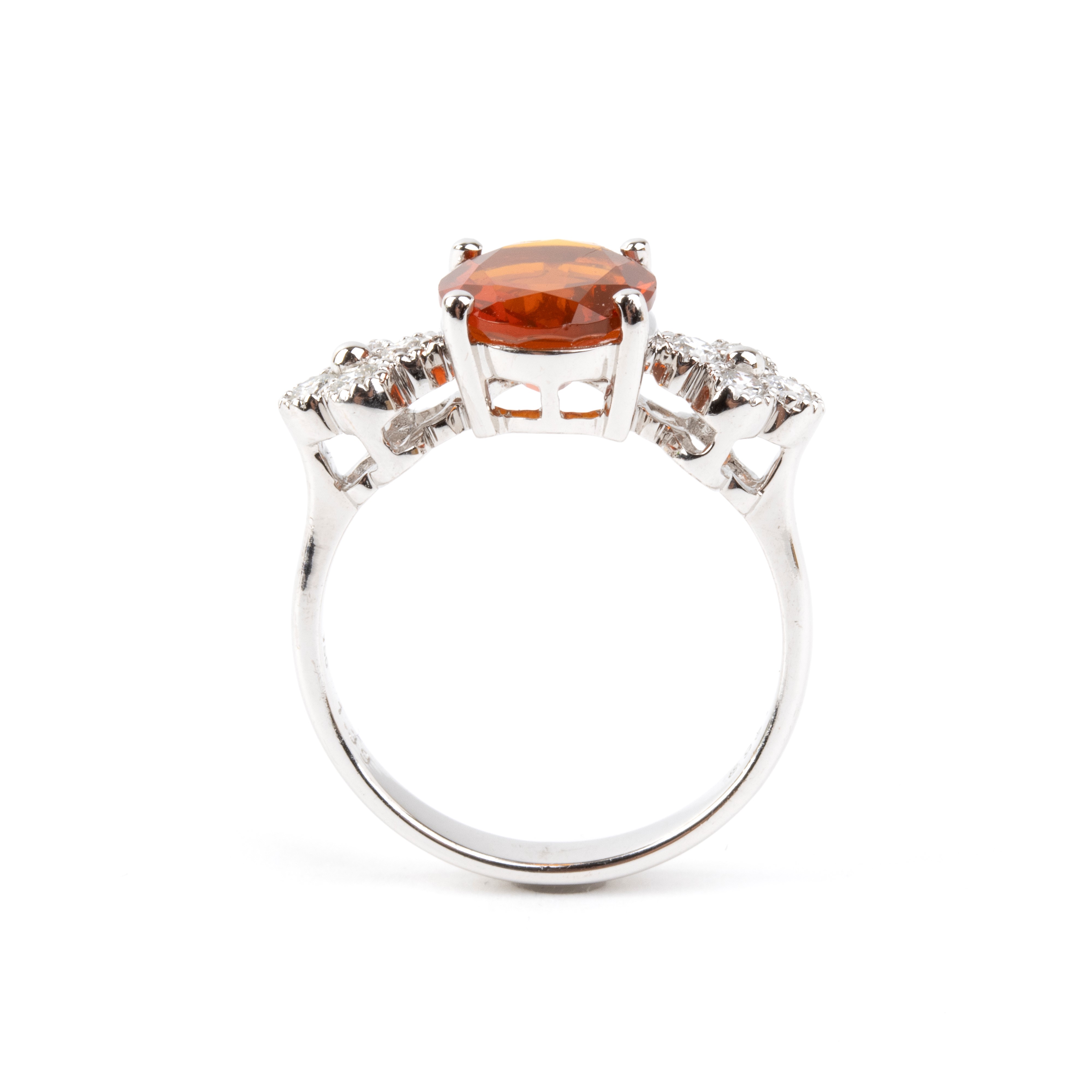 Oro bianco 18k, Anello con opale di fuoco ovale e diamanti