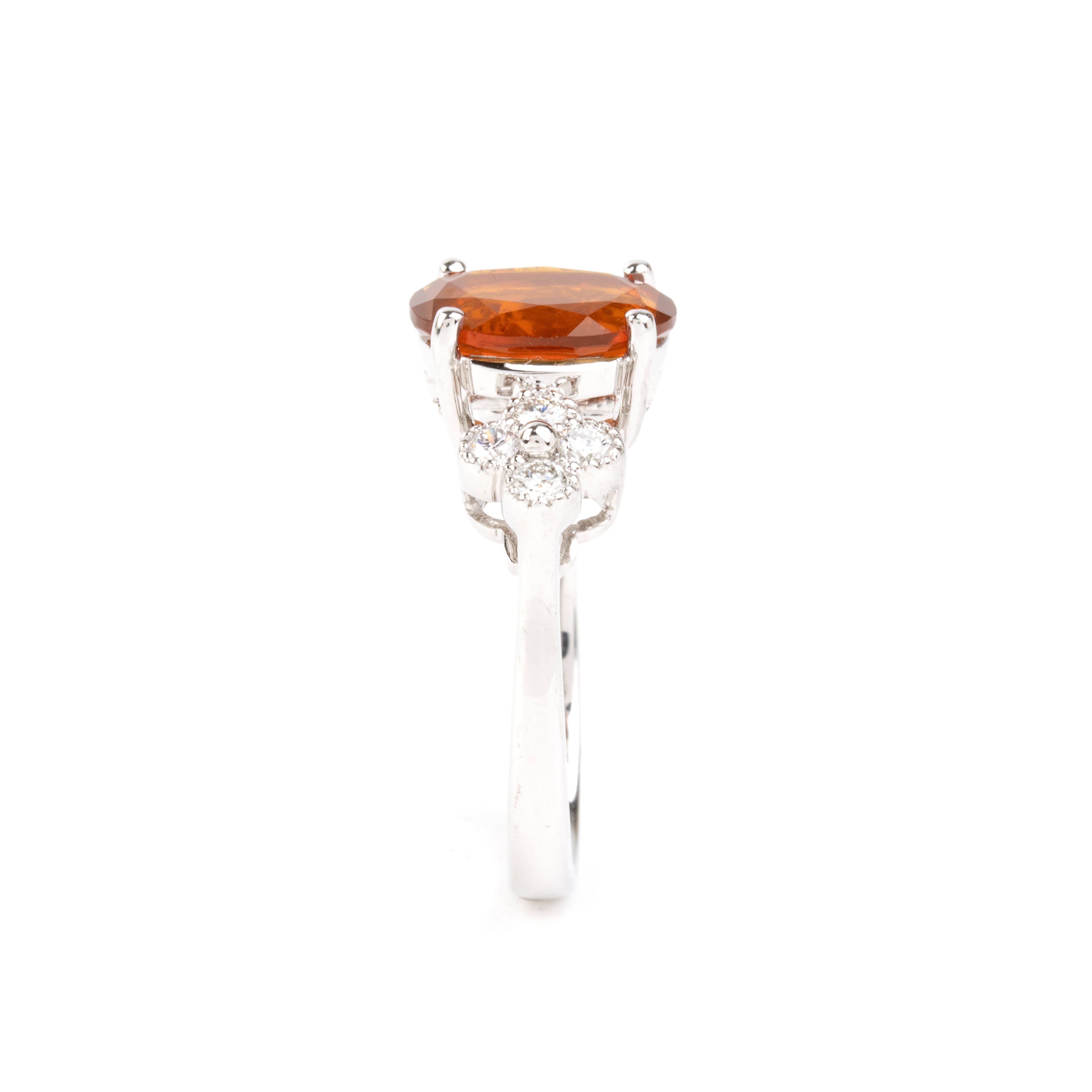 Oro bianco 18k, Anello con opale di fuoco ovale e diamanti