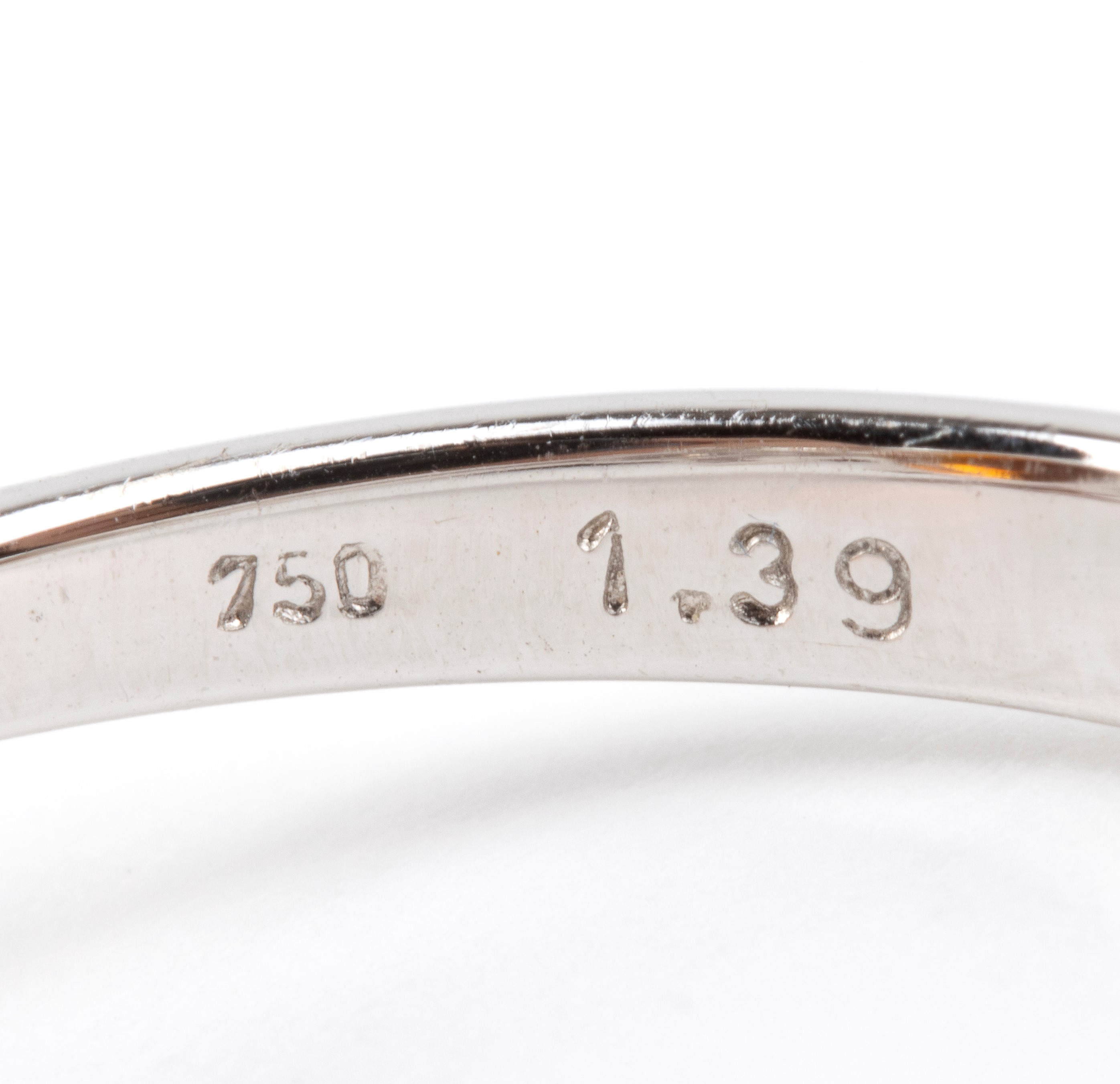 Oro bianco 18k, Anello con opale di fuoco ovale e diamanti