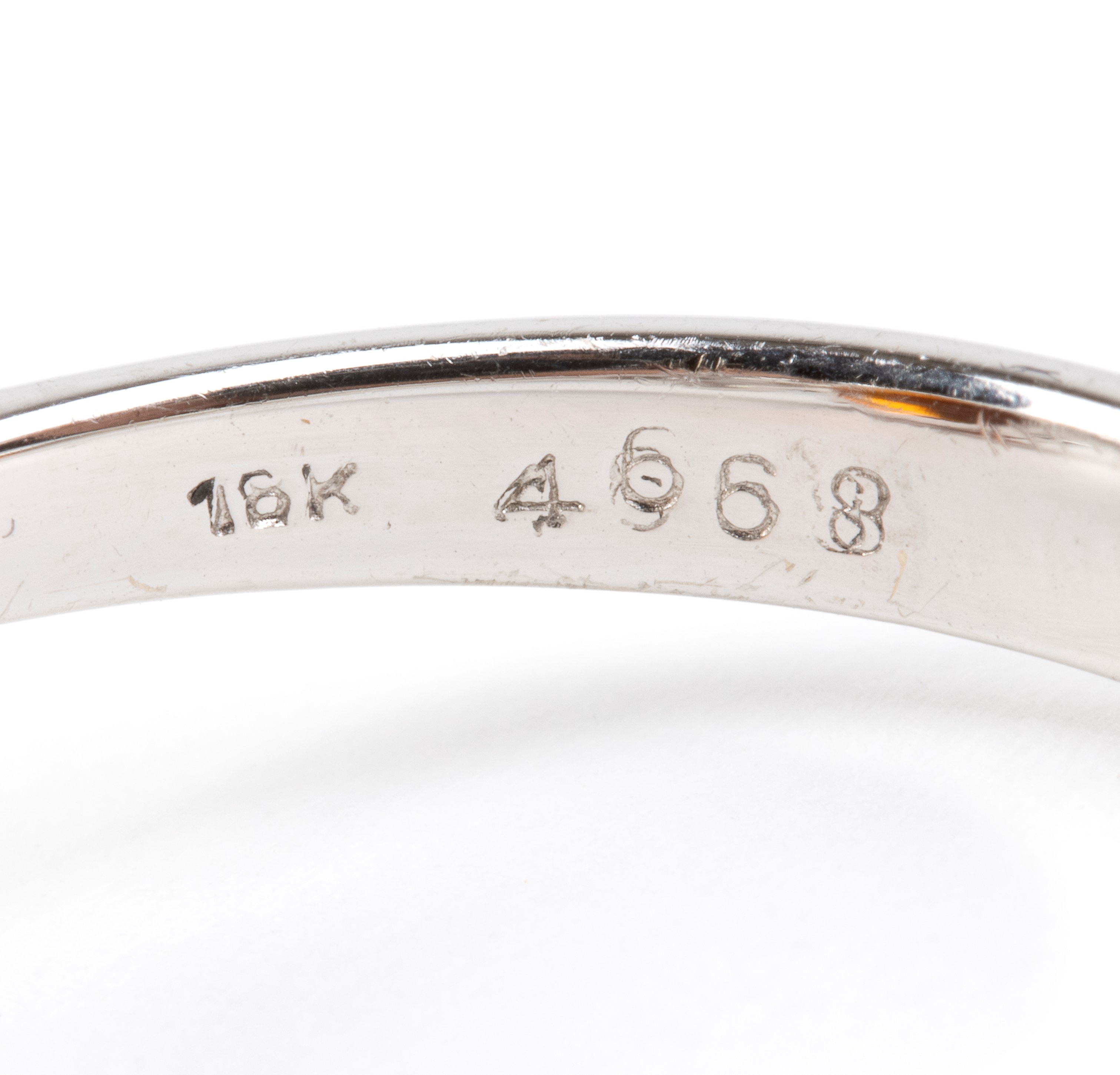 Oro bianco 18k, Anello con opale di fuoco ovale e diamanti