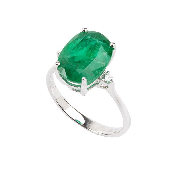 Anello in oro con smeraldo e diamanti   