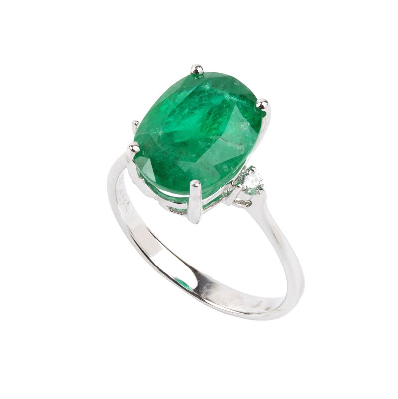 Anello in oro bianco 18k con smeraldo ovale e diamanti, punzonato 18k 750 4599