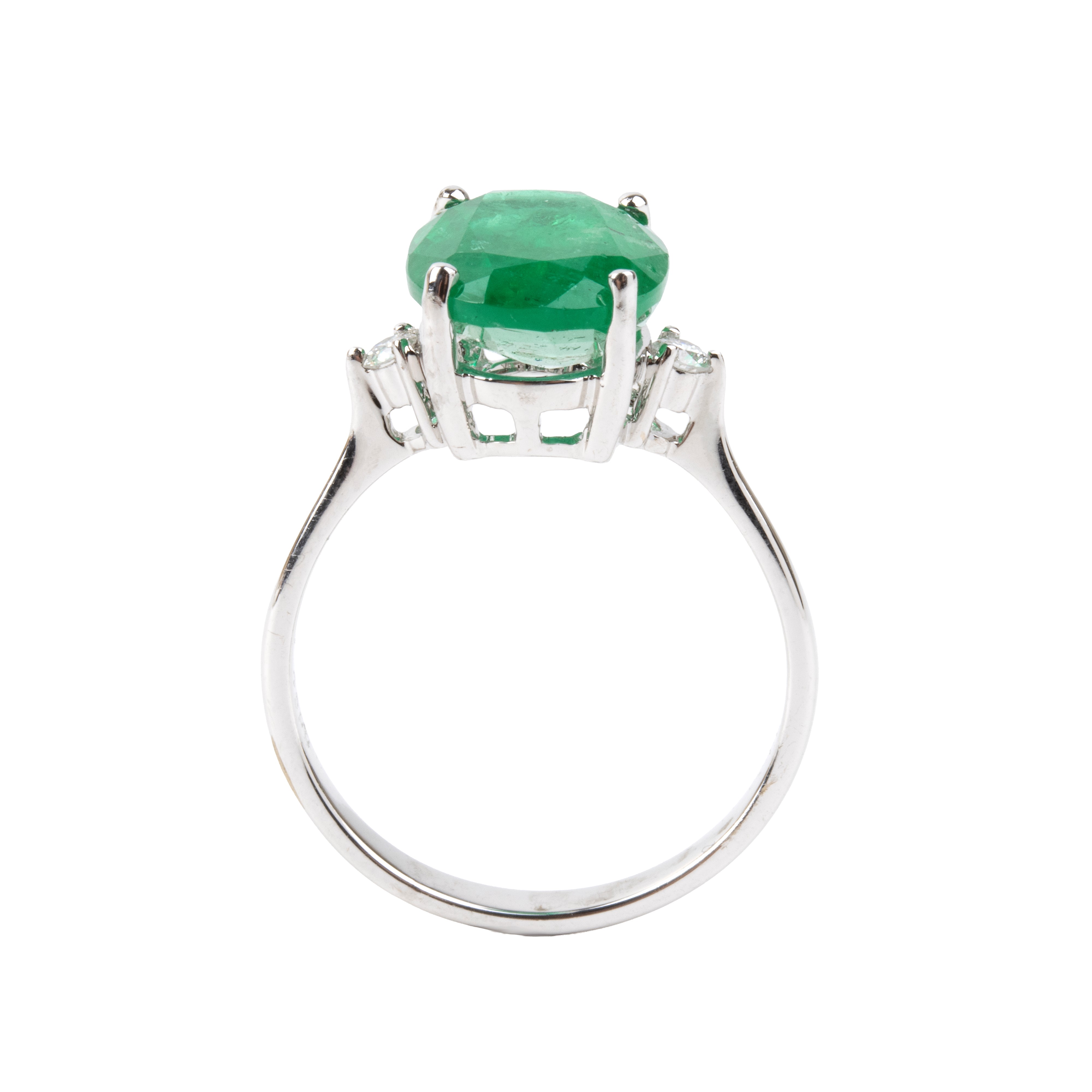 Anello in oro bianco 18k con smeraldo ovale e diamanti, punzonato 18k 750 4599