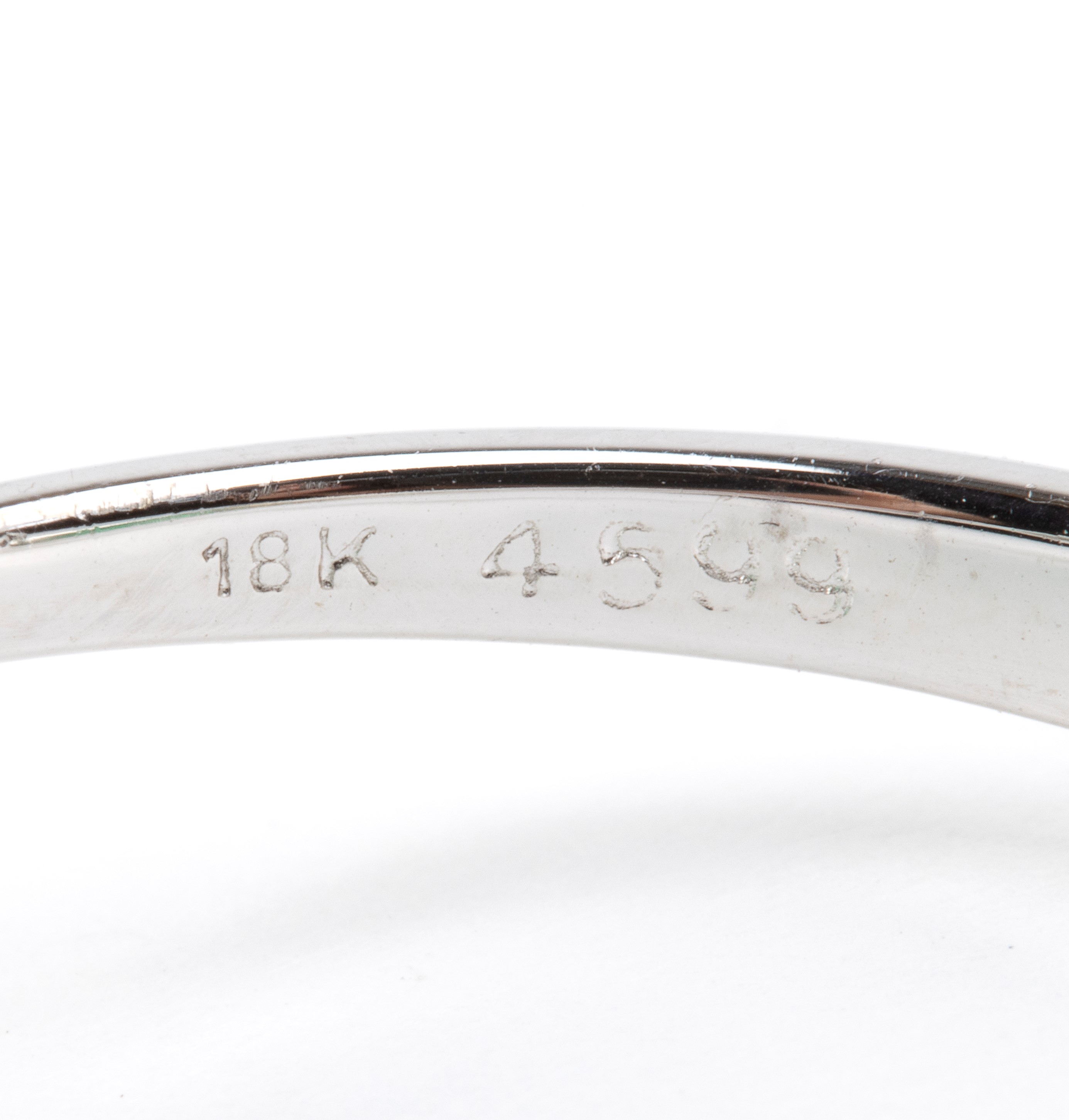 Anello in oro bianco 18k con smeraldo ovale e diamanti, punzonato 18k 750 4599