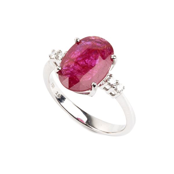 Anello in oro con rubino e diamanti