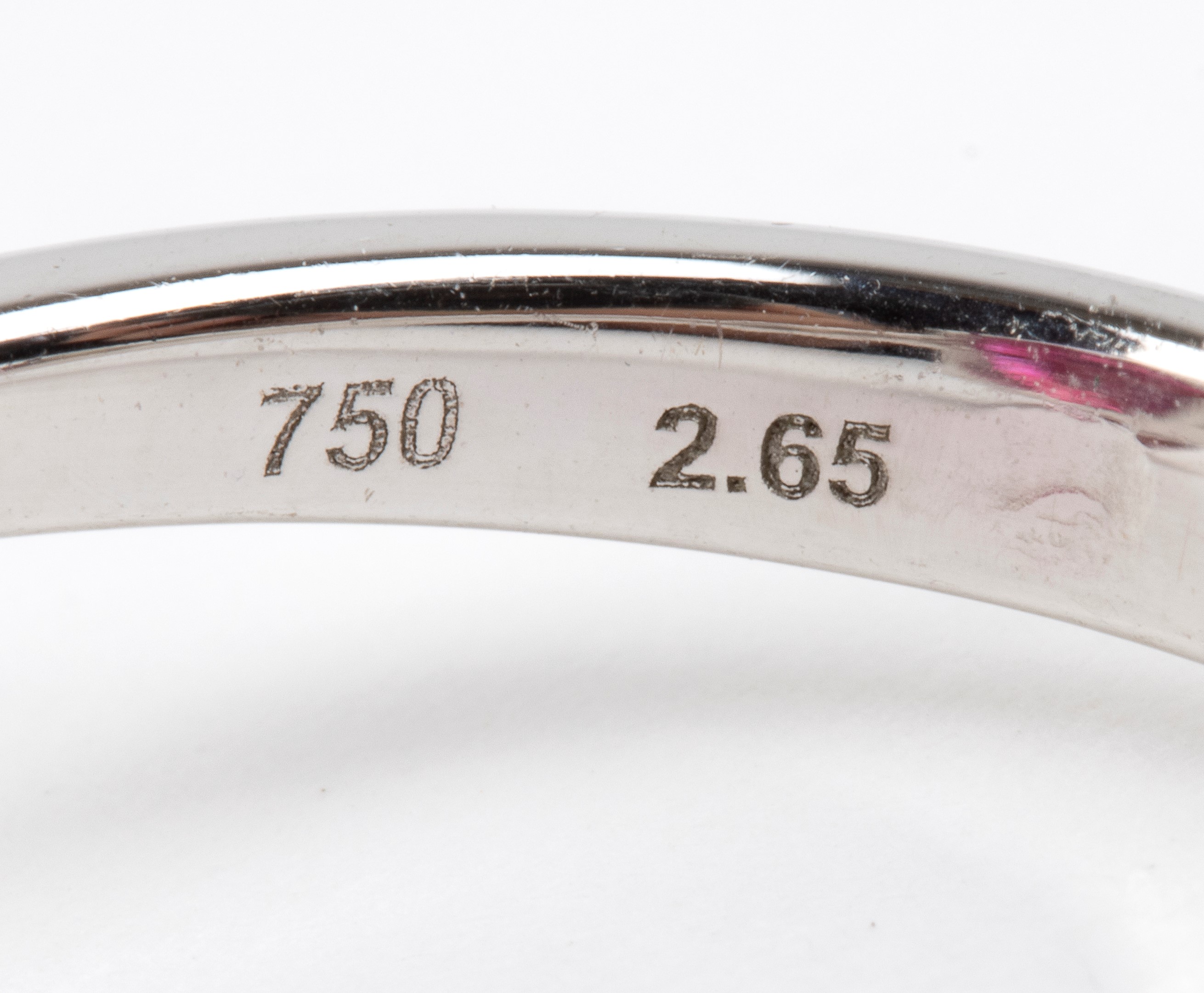 Oreficeria italiana, Anello in oro bianco 18k con rubino ovale e due diamanti